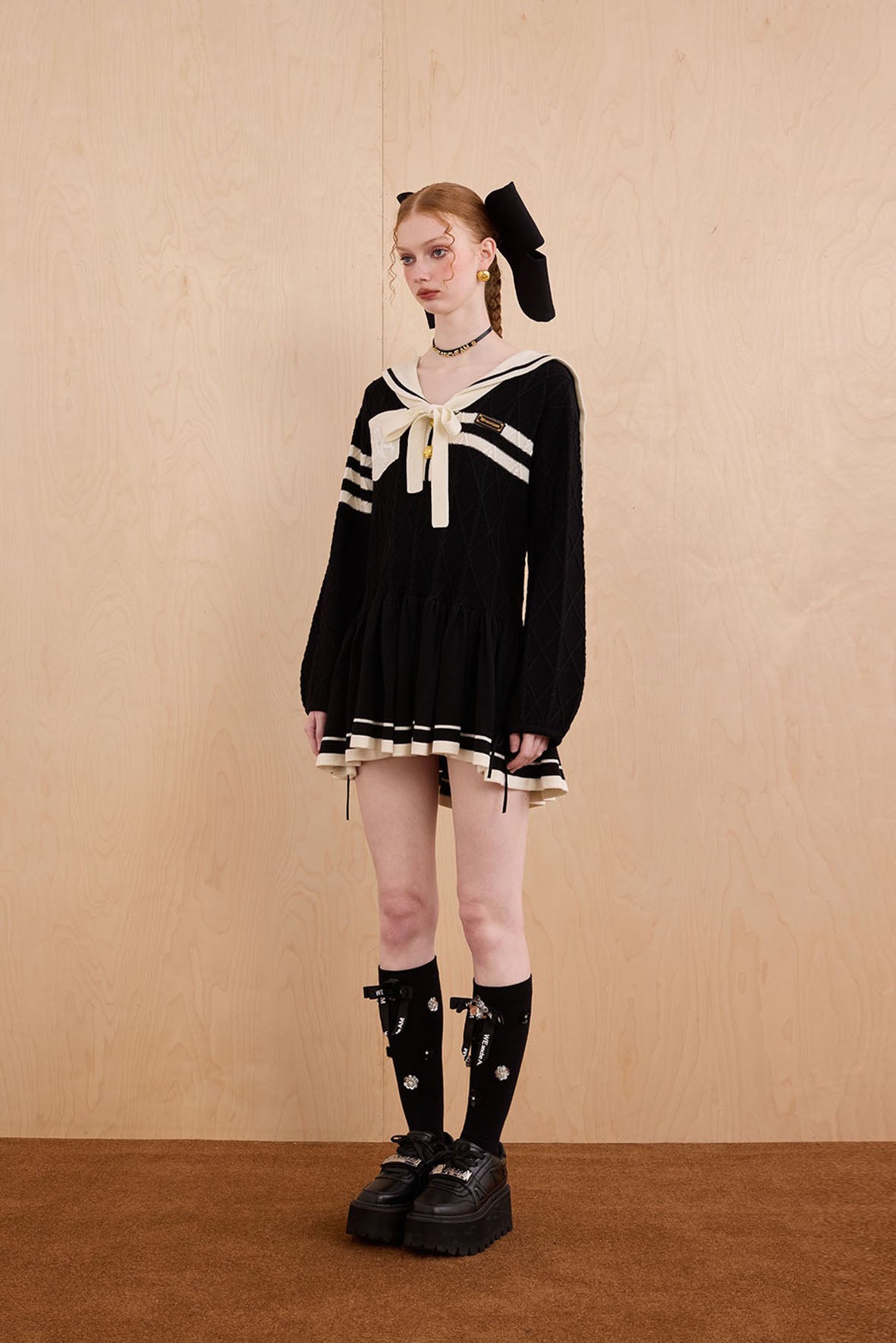 Model in academic-style two-piece knit dress with winter charm – WEANCHEAM