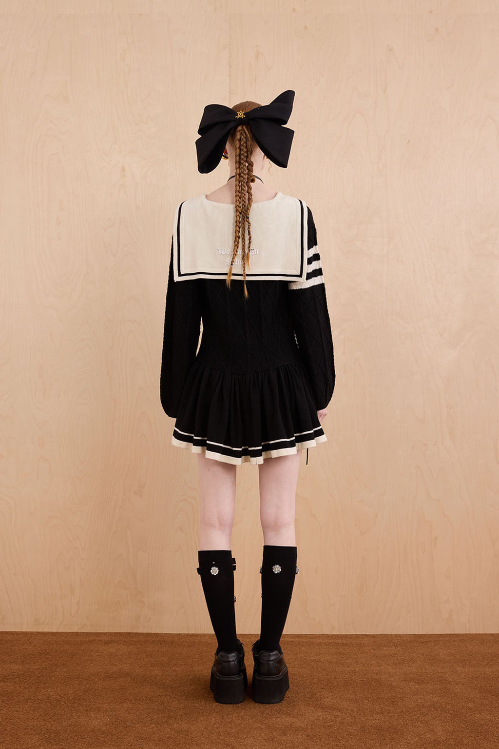 Model in academic-style two-piece knit dress with winter charm – WEANCHEAM