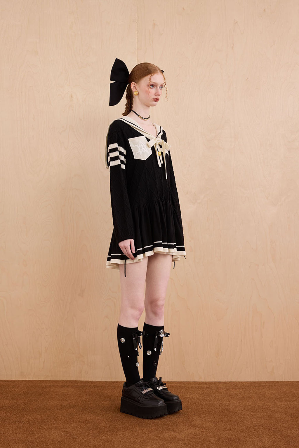 Model in academic-style two-piece knit dress with winter charm – WEANCHEAM
