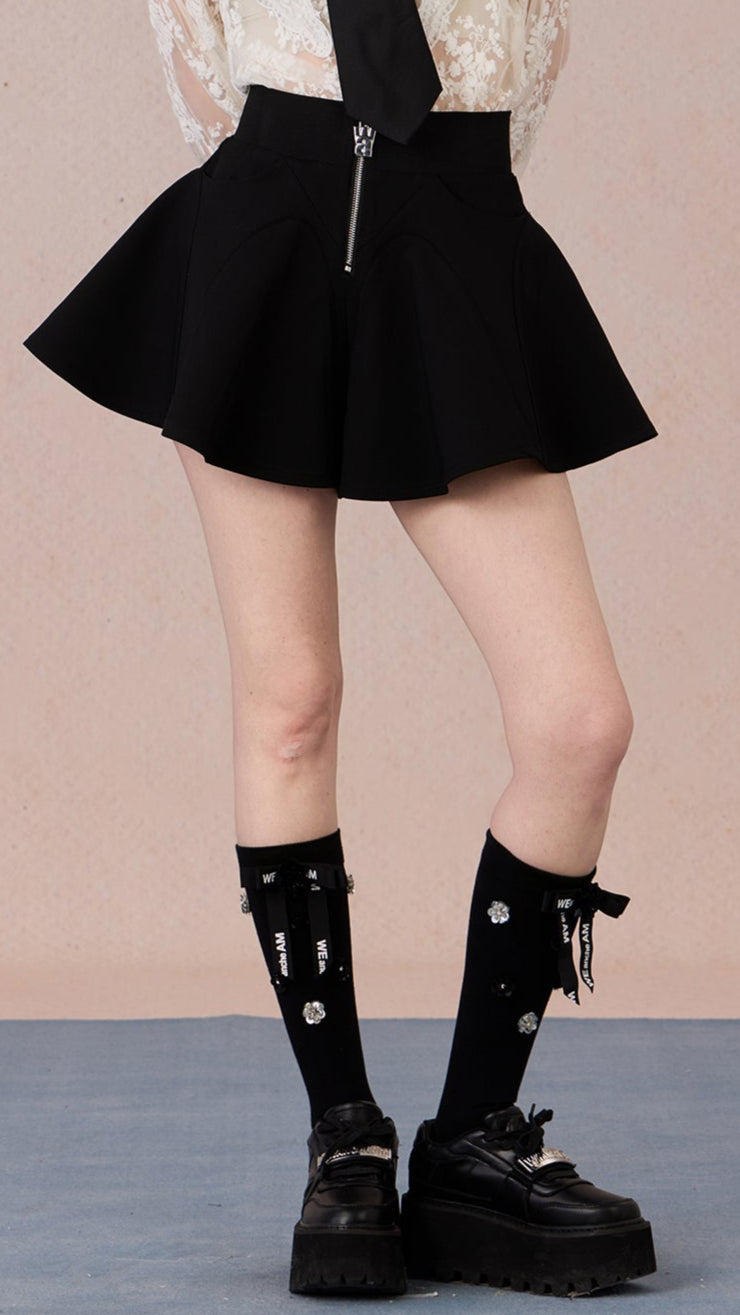 Model wearing floral-shaped pod skirt with relaxed fit – WEANCHEAM