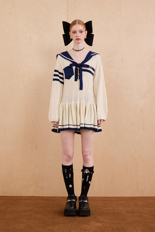 Model in academic-style two-piece knit dress with winter charm – WEANCHEAM