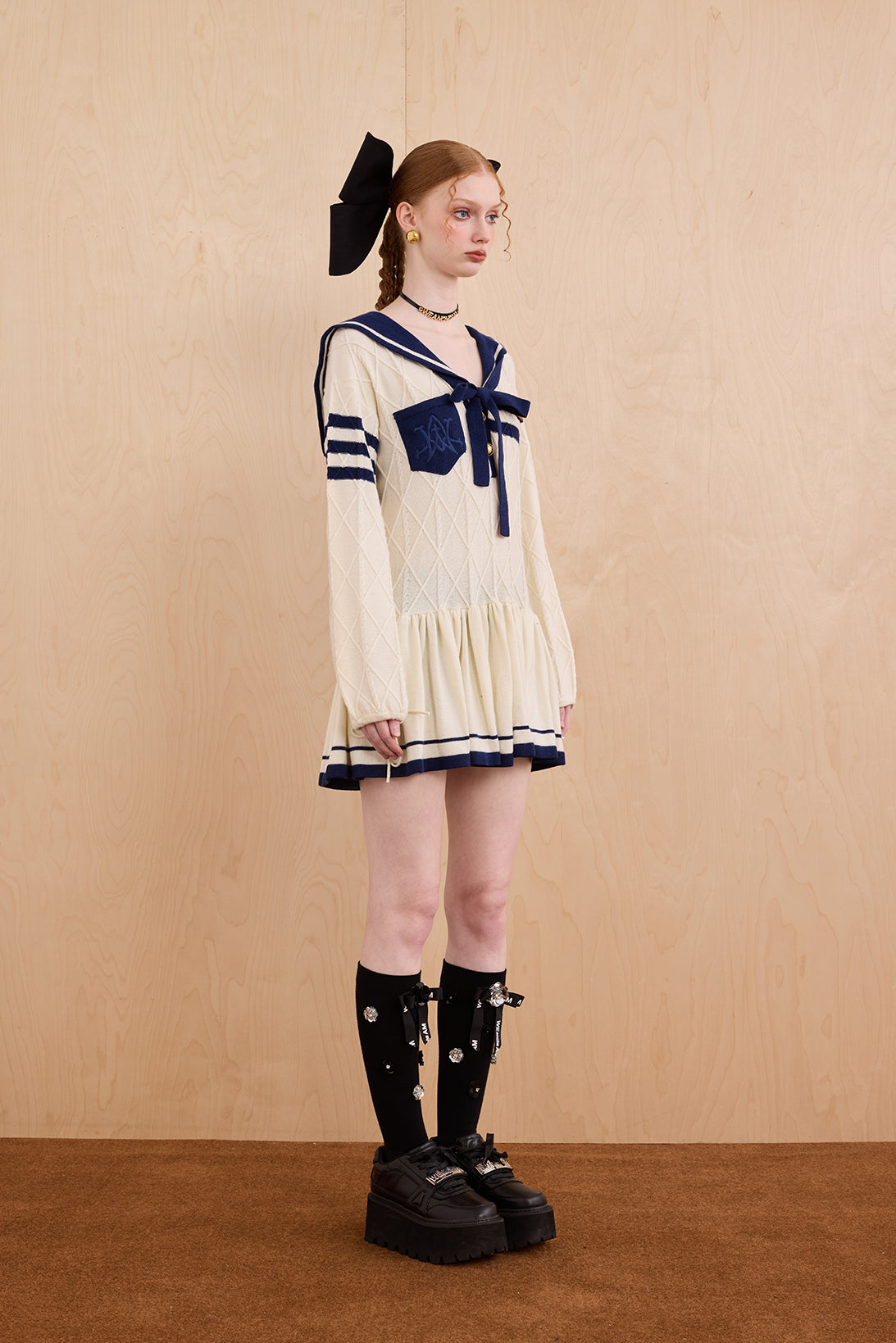 Model in academic-style two-piece knit dress with winter charm – WEANCHEAM