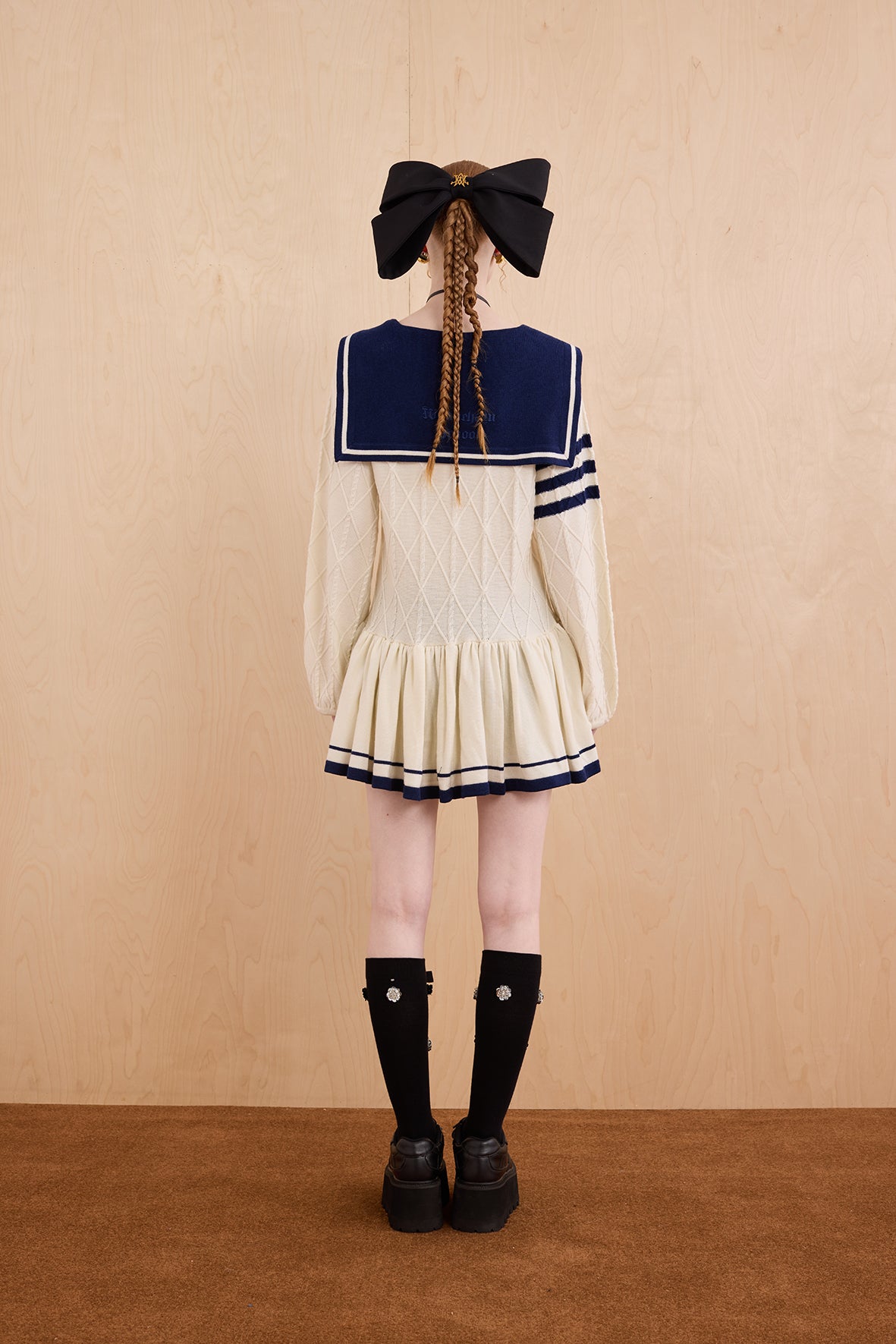 Model in academic-style two-piece knit dress with winter charm – WEANCHEAM