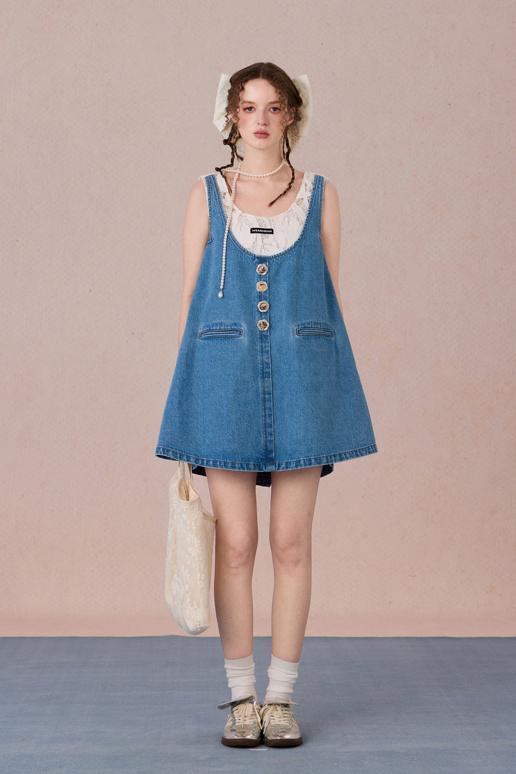  Casual feminine denim dress with chest pockets and decorative lace neckline