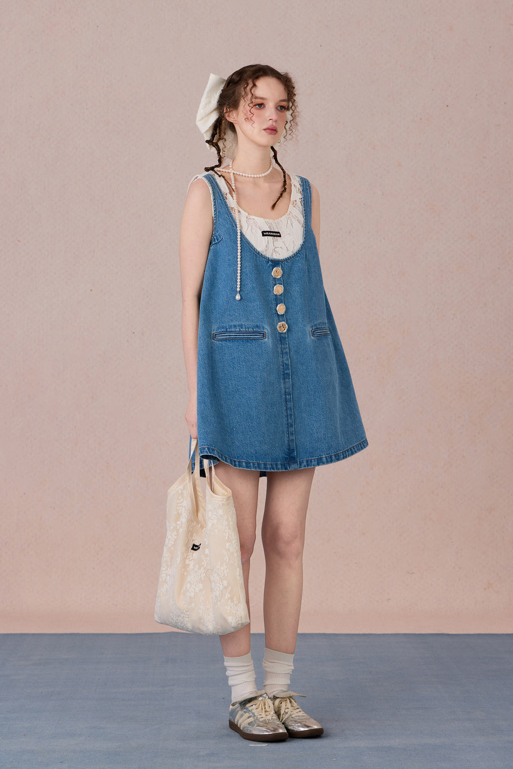  Casual feminine denim dress with chest pockets and decorative lace neckline