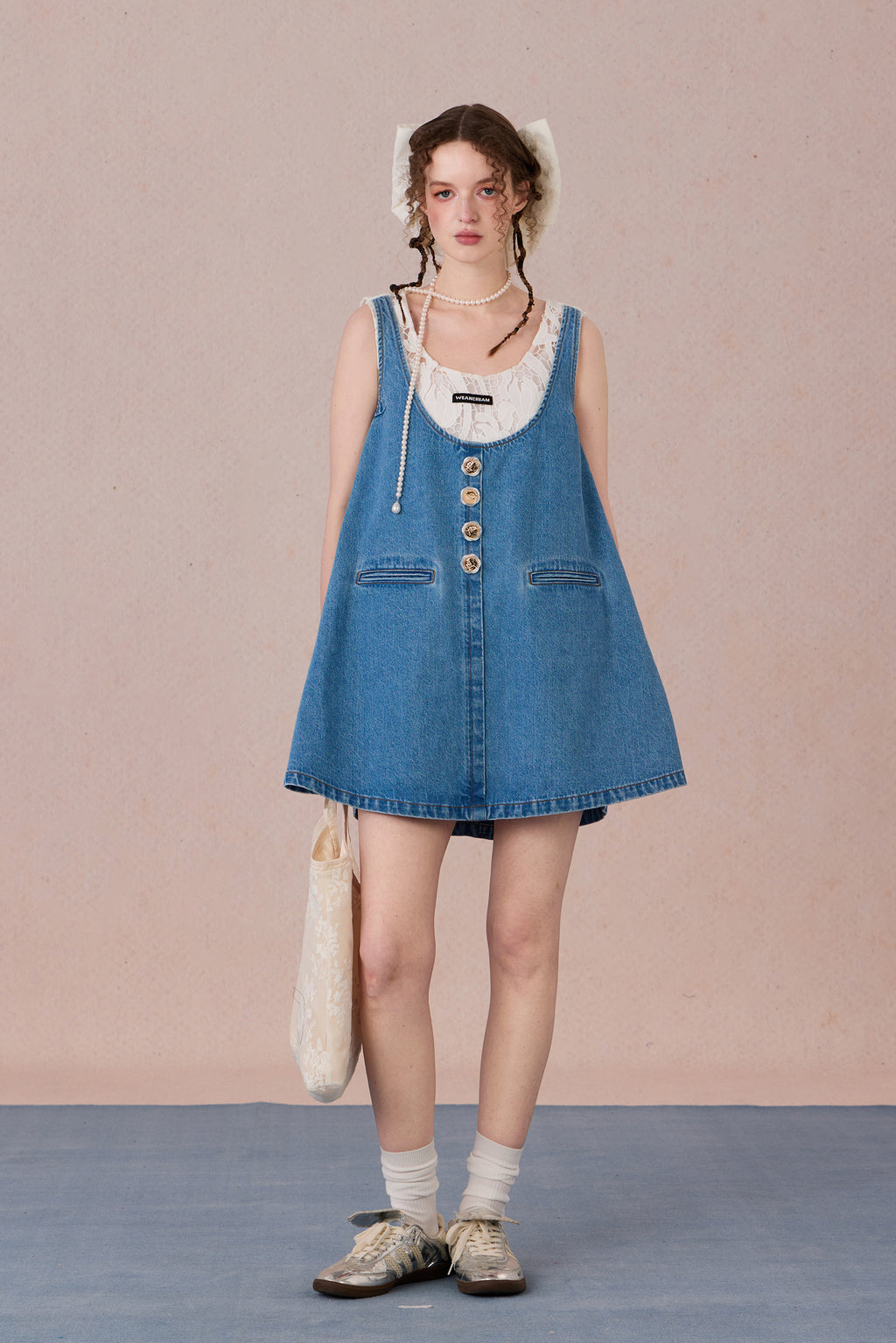  Casual feminine denim dress with chest pockets and decorative lace neckline