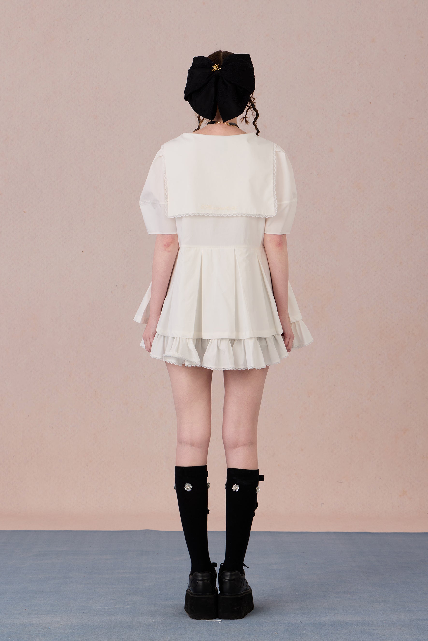 Flowing loose-fit silhouette of doll dress in summer twill fabric