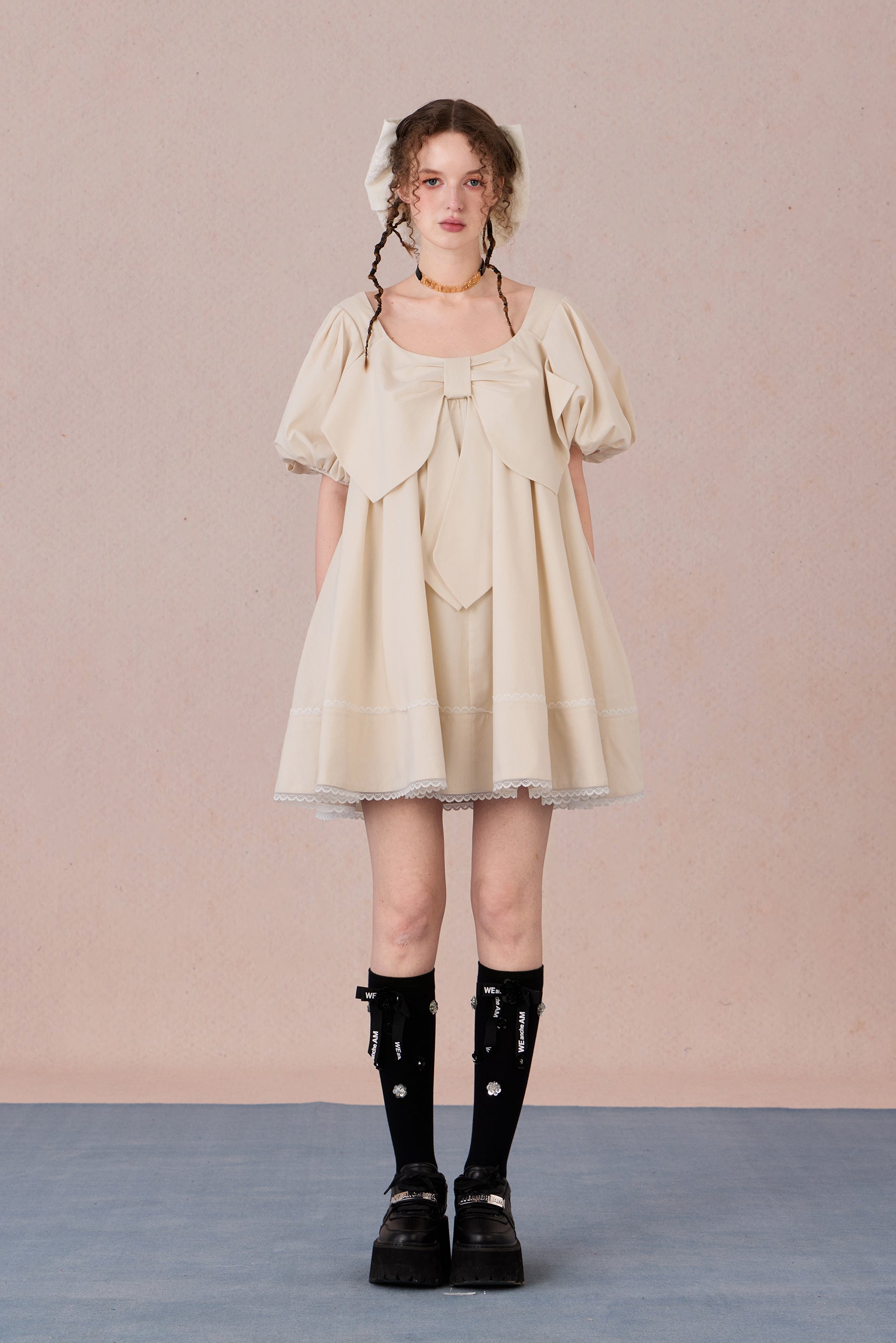 Feminine linen summer dress with lace hem and puff sleeves