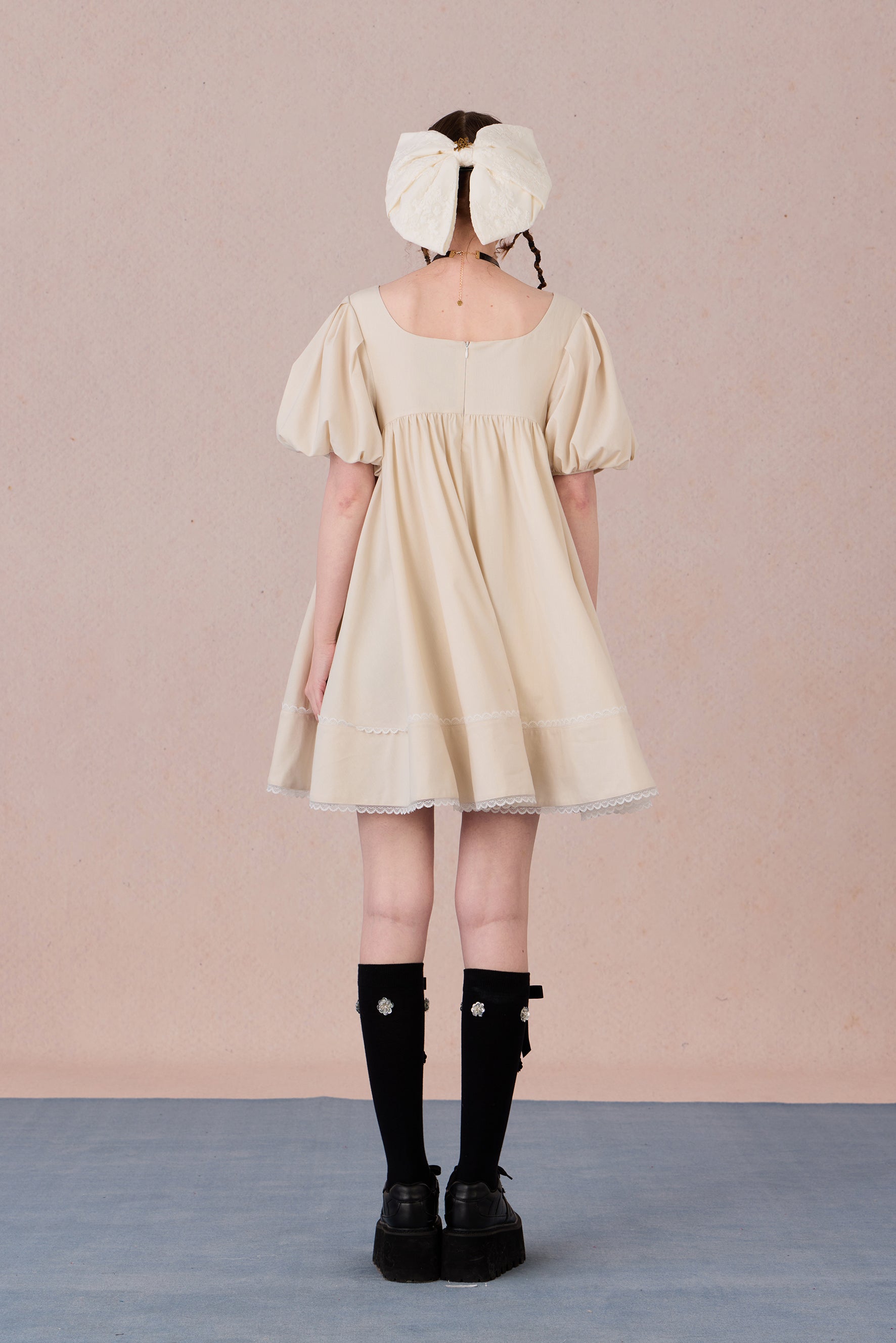 Feminine linen summer dress with lace hem and puff sleeves