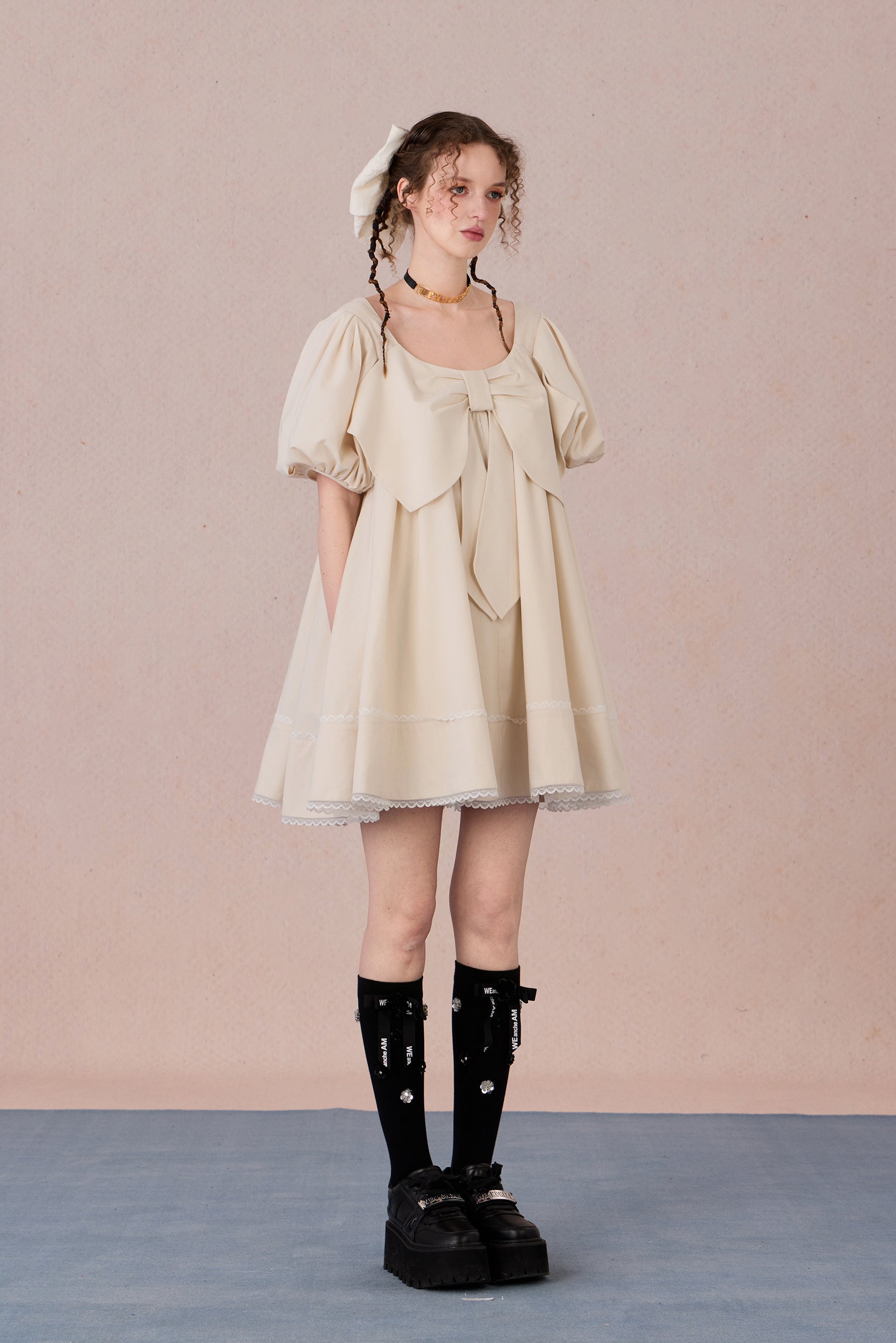 Feminine linen summer dress with lace hem and puff sleeves