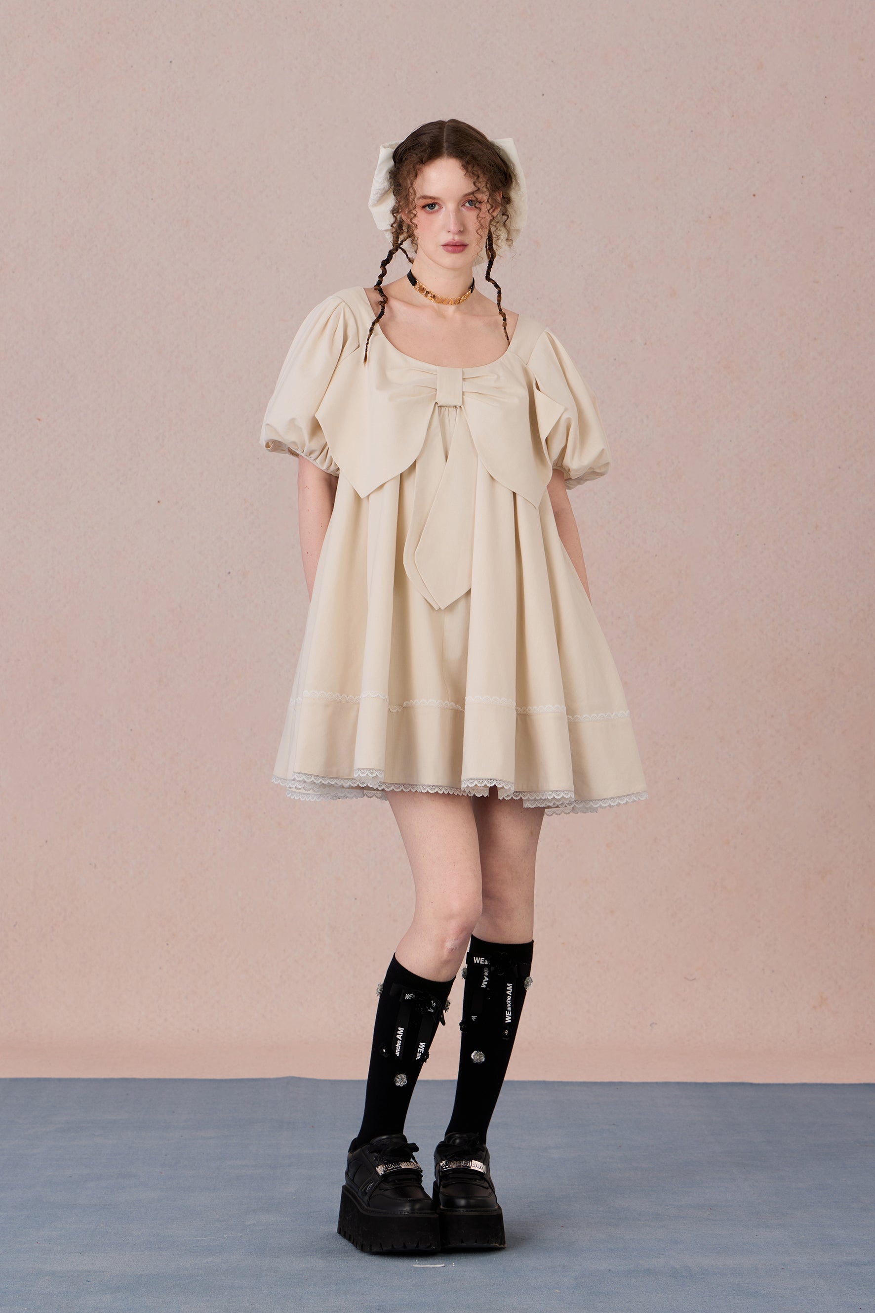 Feminine linen summer dress with lace hem and puff sleeves