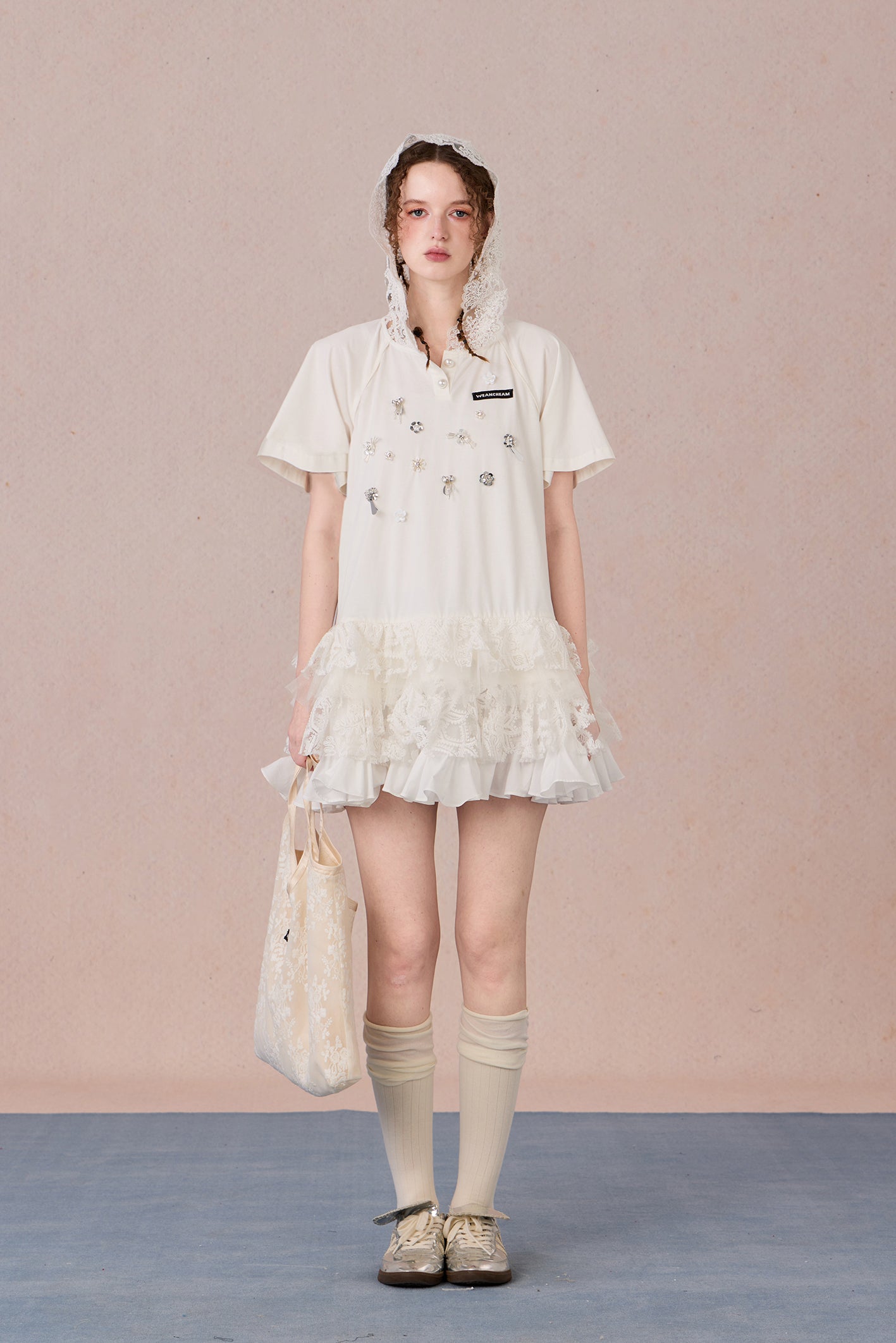 Loose-fit cotton summer dress with lace hood and appliqué