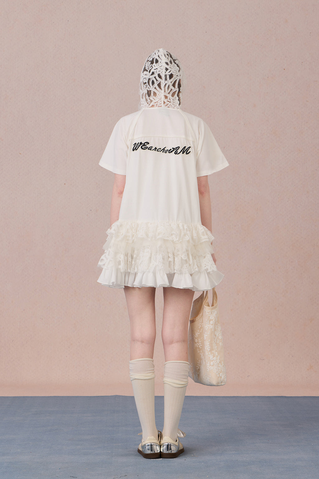 Loose-fit cotton summer dress with lace hood and appliqué