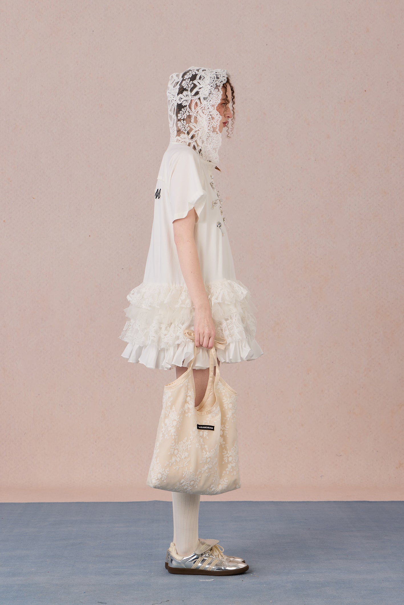 Loose-fit cotton summer dress with lace hood and appliqué