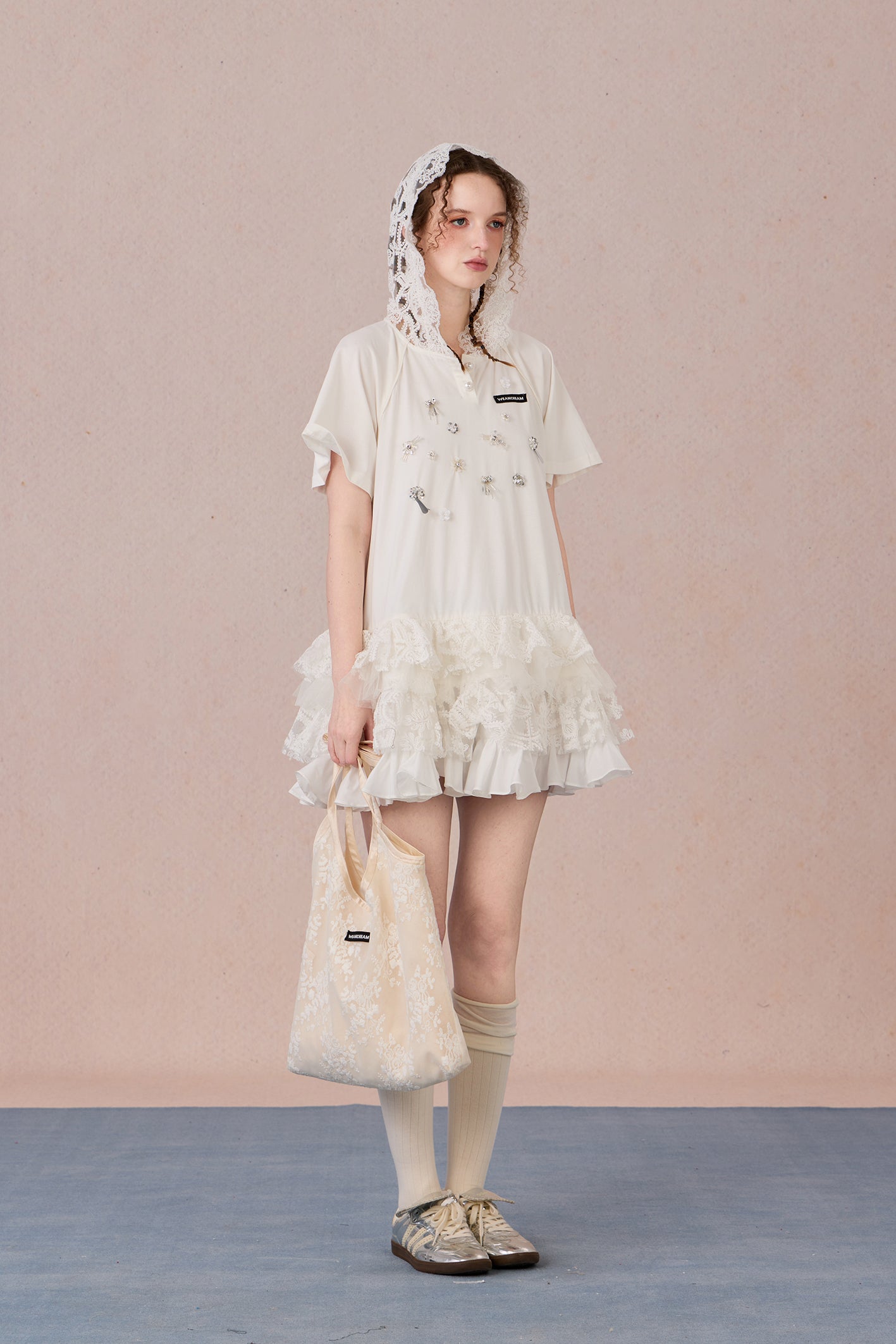Loose-fit cotton summer dress with lace hood and appliqué