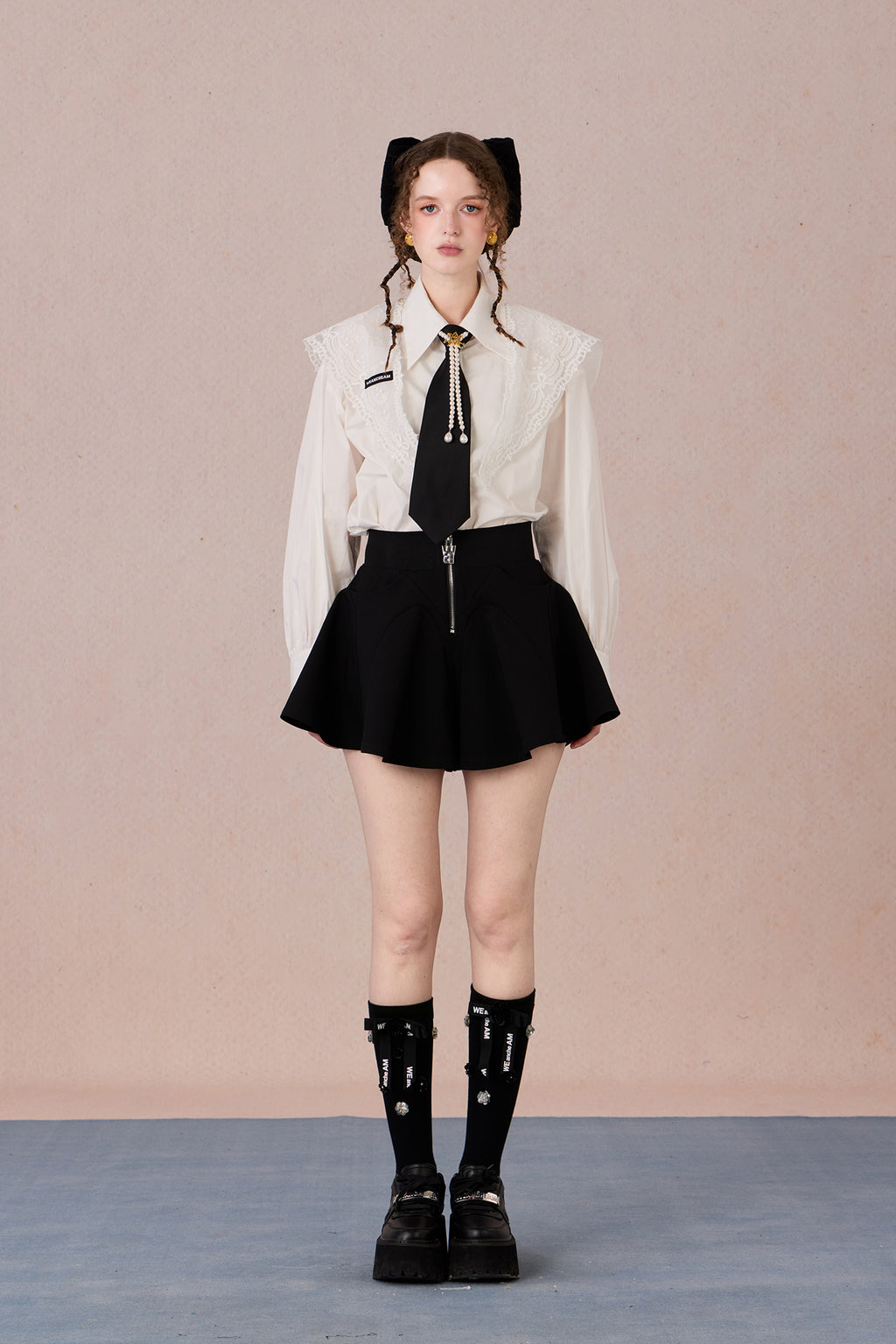 Model wearing detachable lace collar shirt – WEANCHEAM