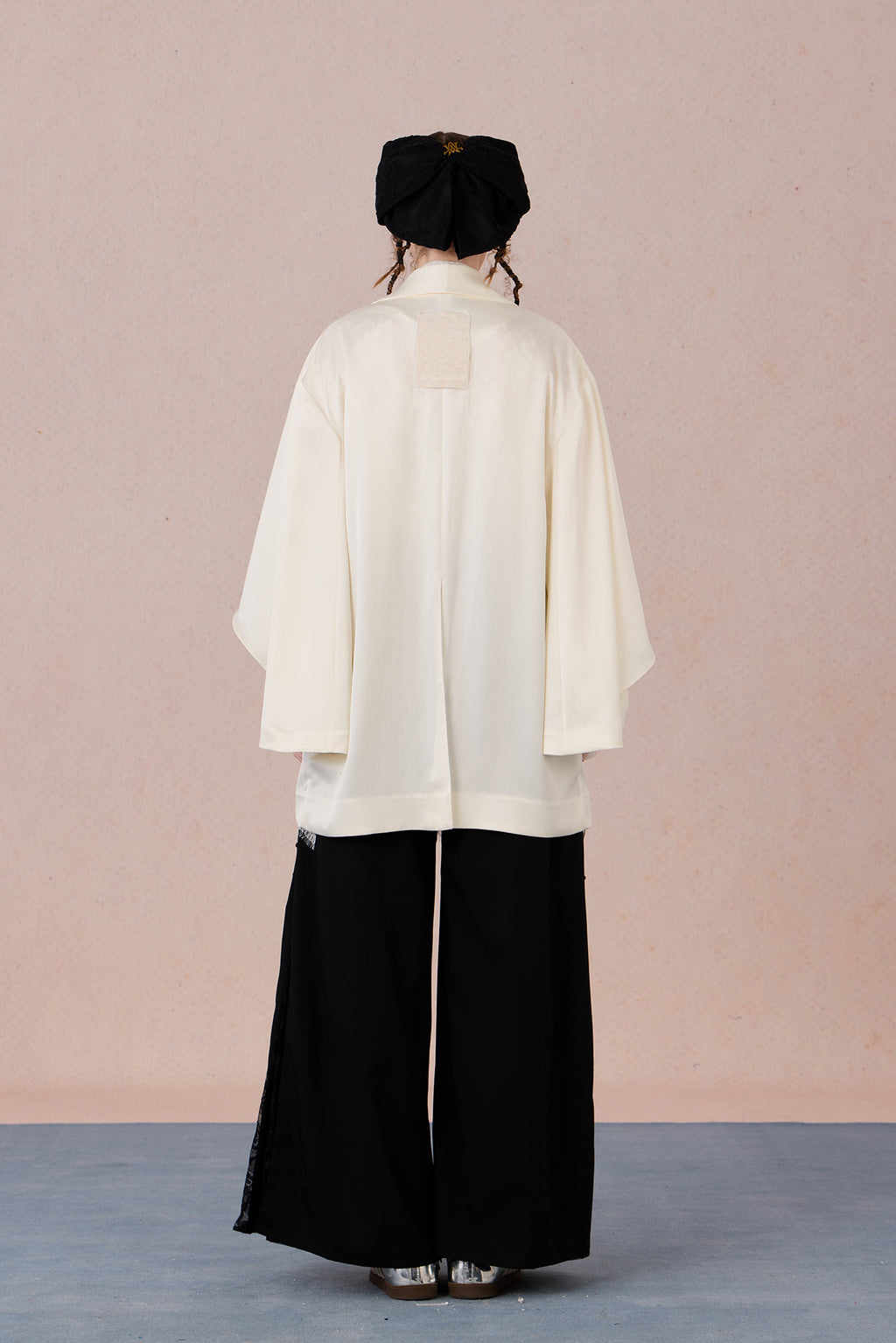 Versatile acetate blazer with 3D sleeve construction and clean hemline