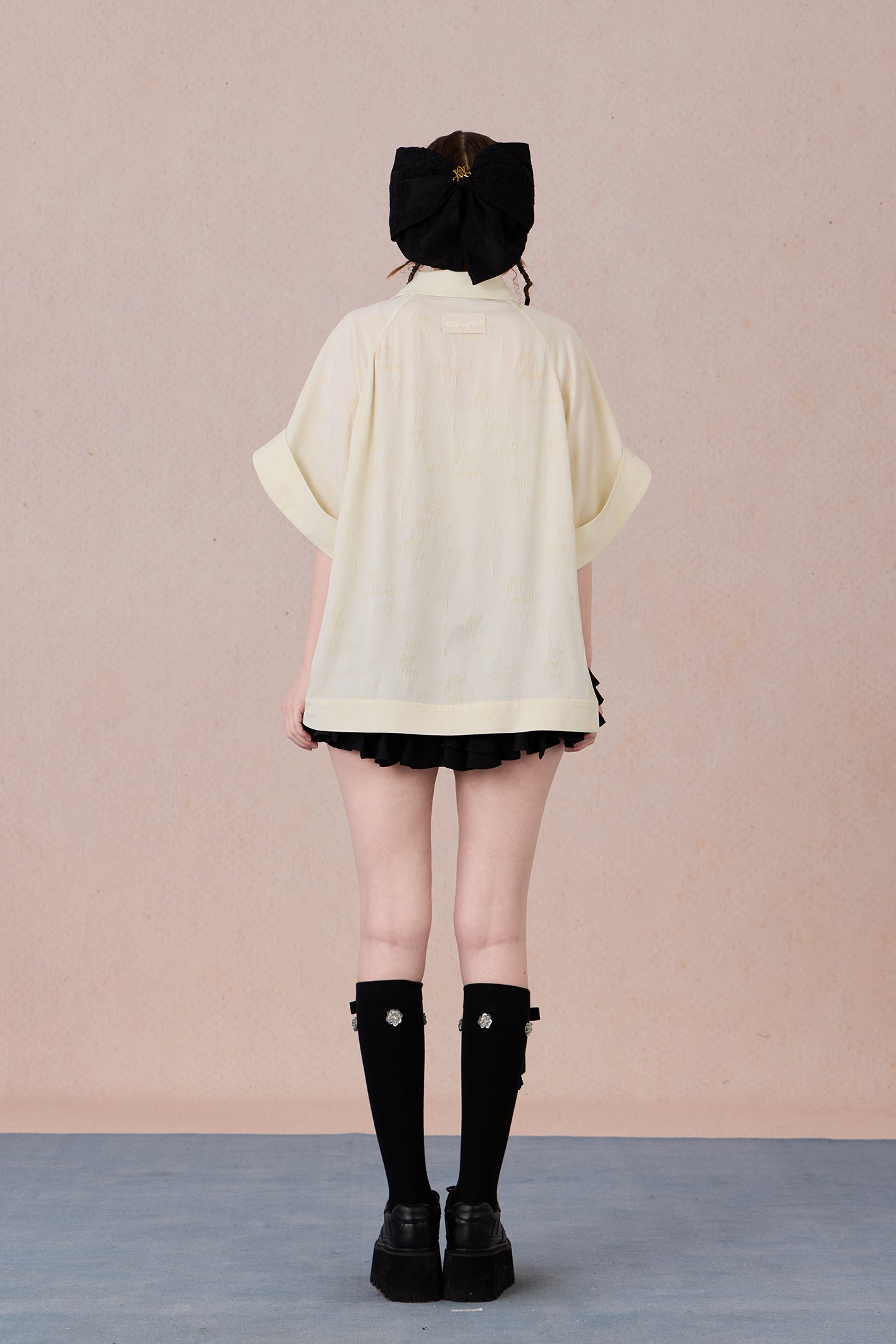  Loose-fit Chinese fashion top with modern color block sleeves