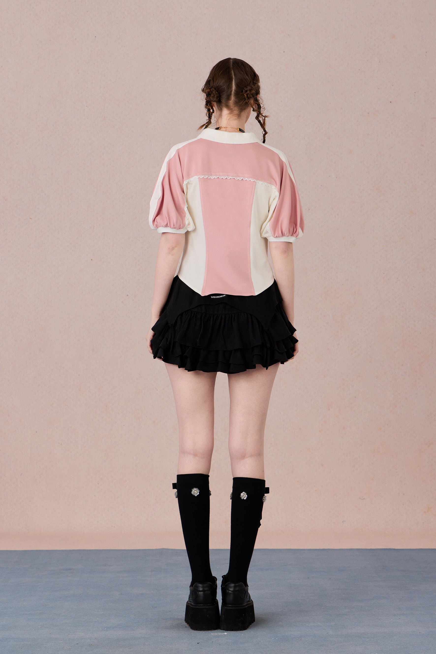  Athletic short top with minimalist contrast design