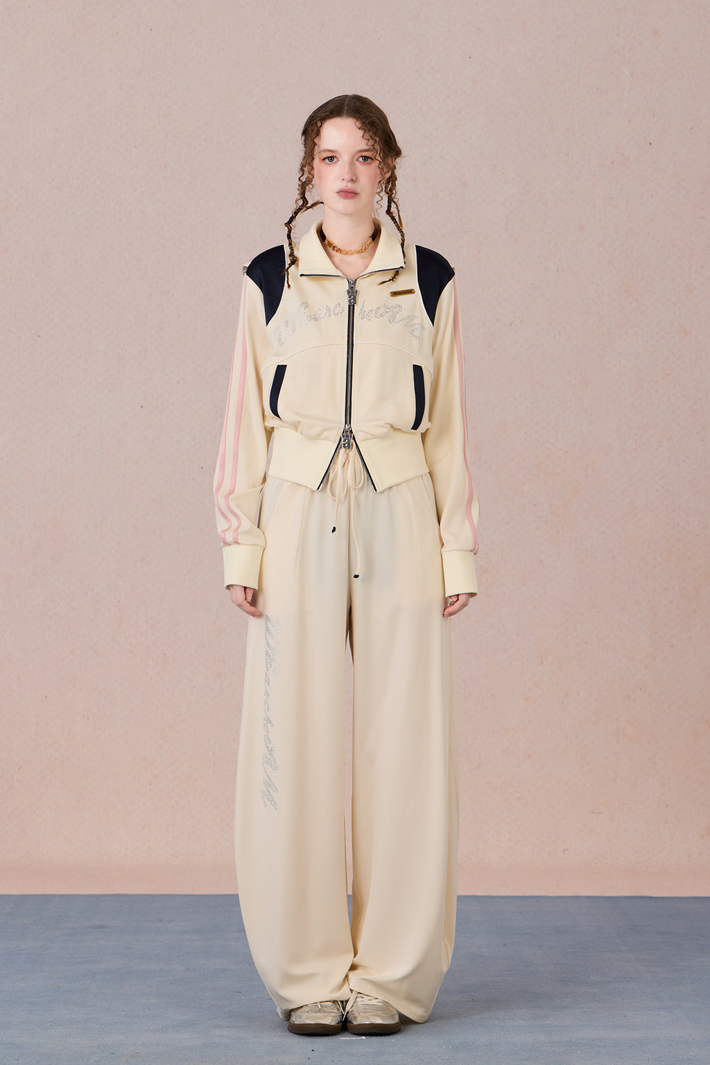  Functional yet elegant fitted blazer styled for urban commute look