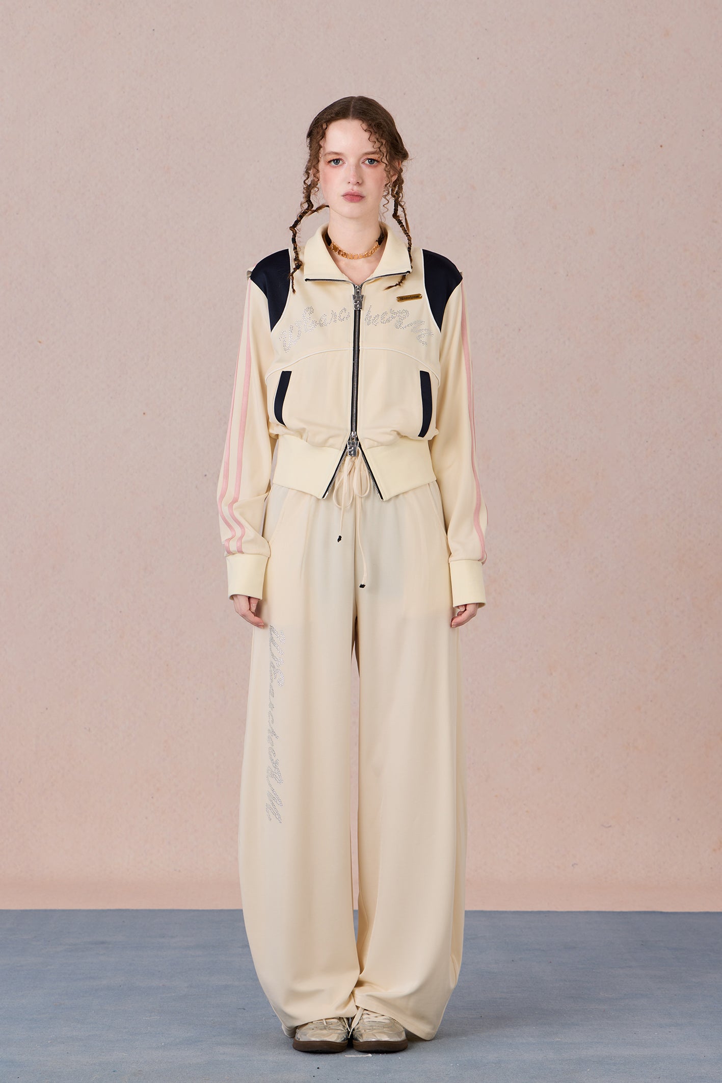  Functional yet elegant fitted blazer styled for urban commute look