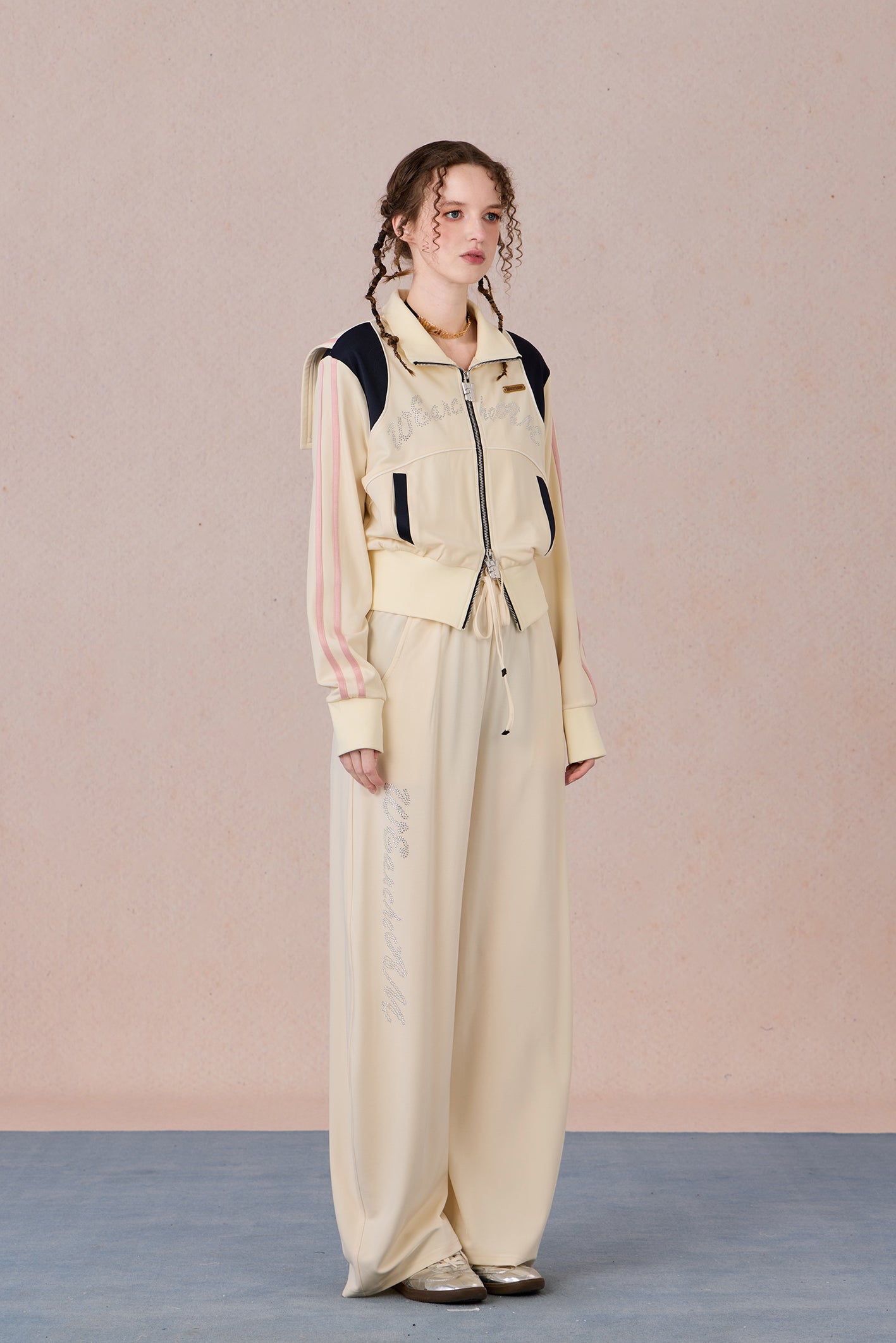  Functional yet elegant fitted blazer styled for urban commute look