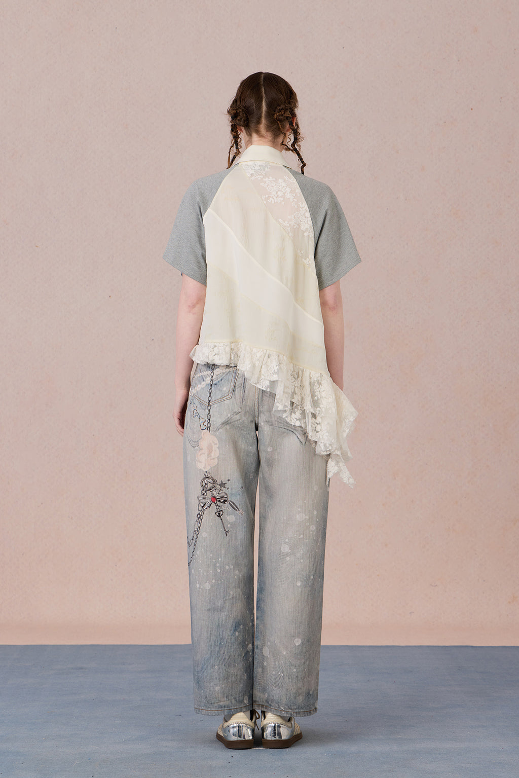  Loose-fit oriental top with ruffled hem and gyroscopic panels