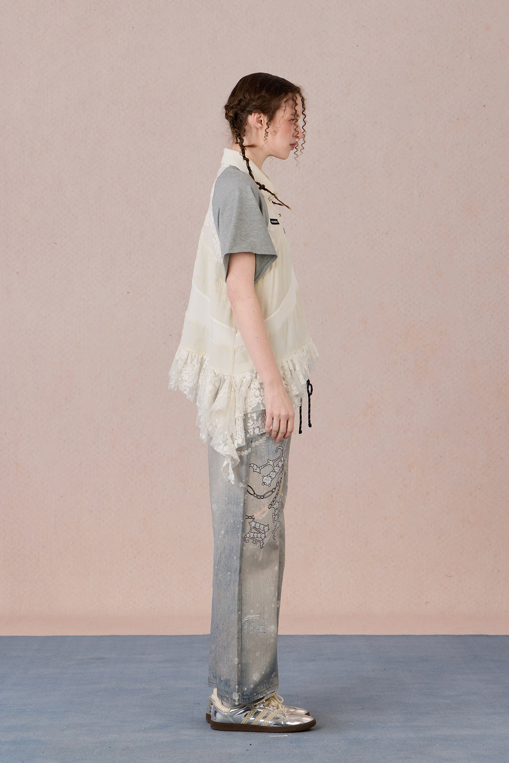  Loose-fit oriental top with ruffled hem and gyroscopic panels