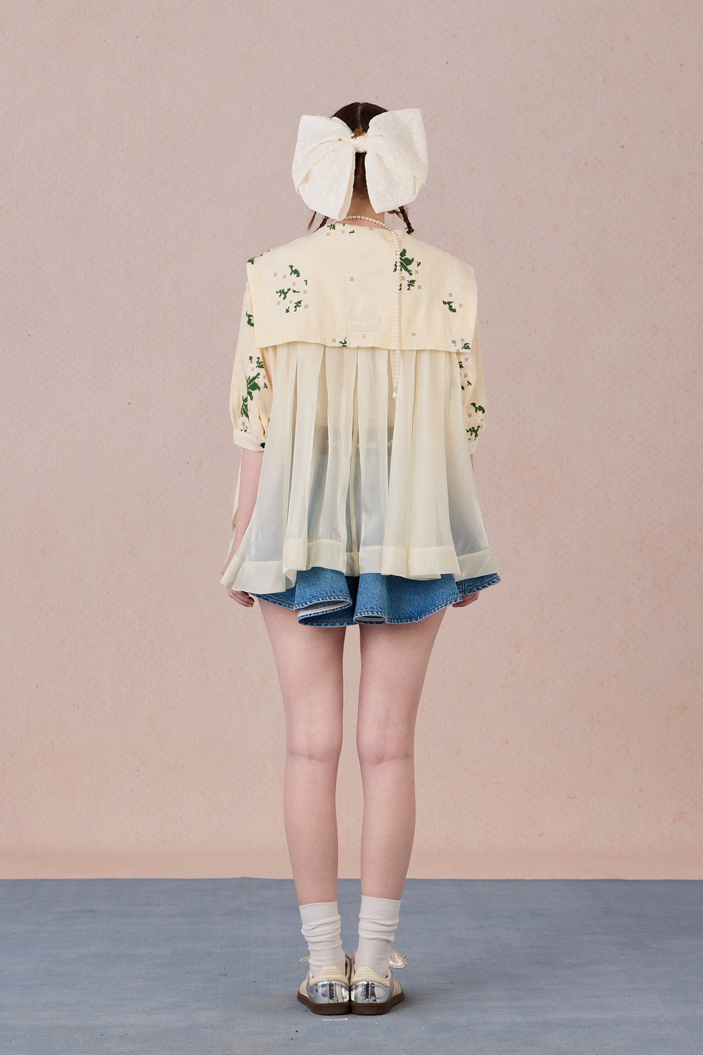  Ruffled back hem with layered silhouette and contrast collar