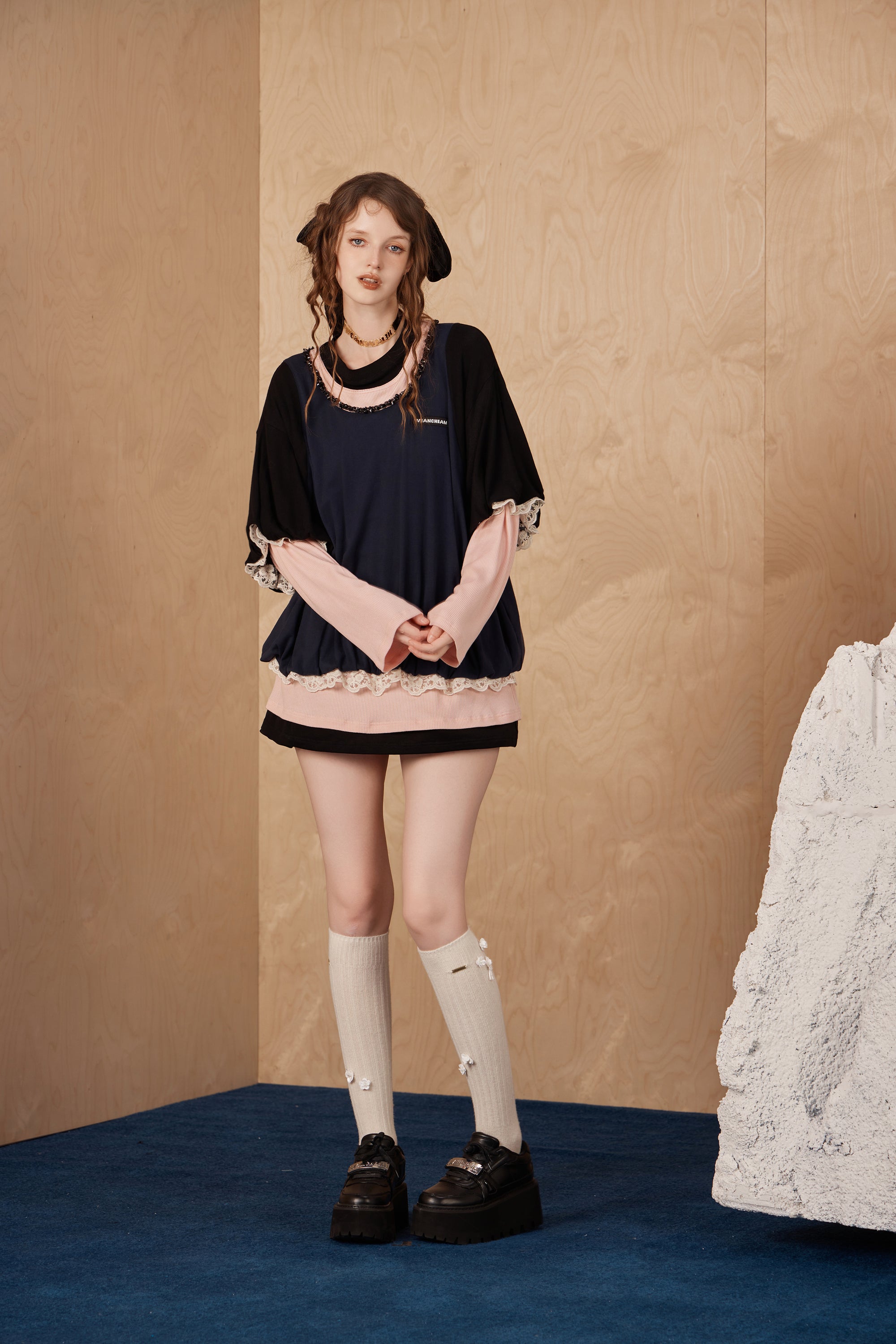 Model wearing sports loose-fit color block long-sleeve T-shirt with lace-trim hem
