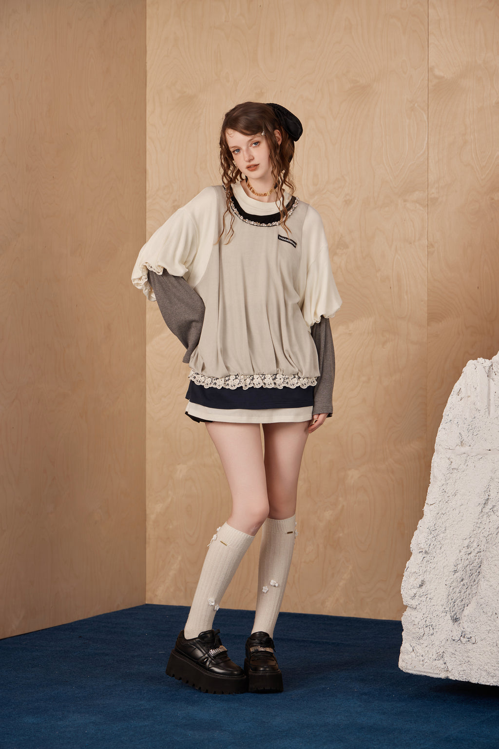 Model wearing sports loose-fit color block long-sleeve T-shirt with lace-trim hem