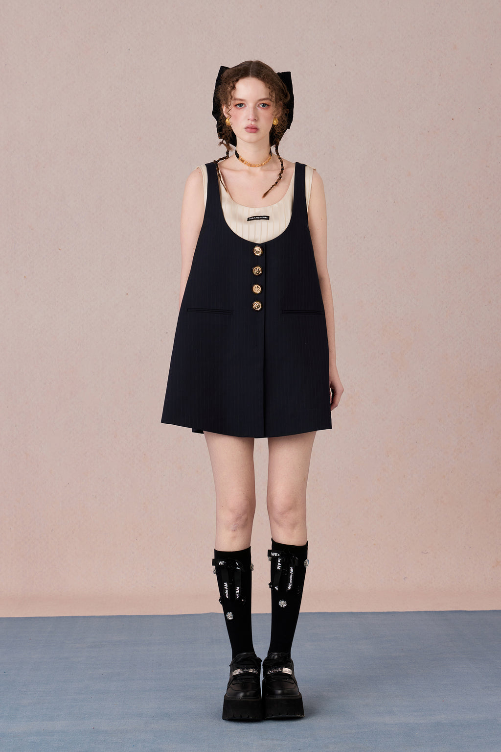  Casual feminine denim dress with chest pockets and decorative lace neckline
