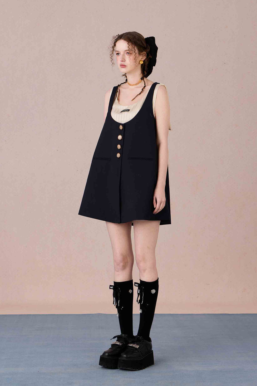  Casual feminine denim dress with chest pockets and decorative lace neckline
