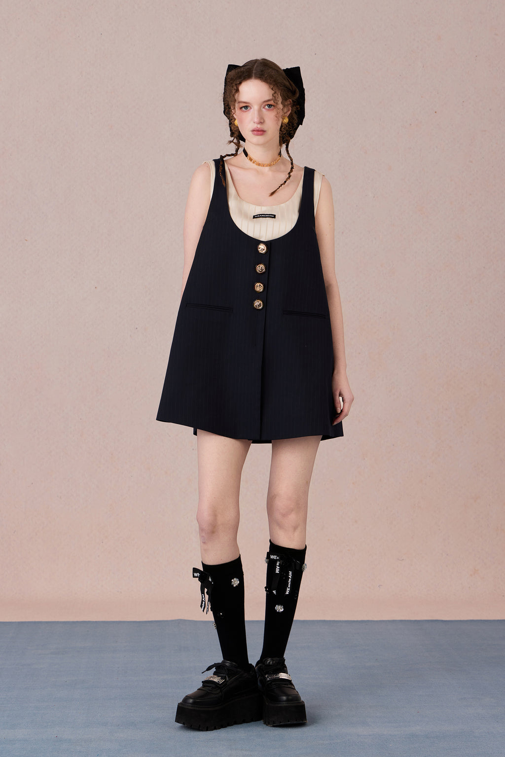 Casual feminine denim dress with chest pockets and decorative lace neckline