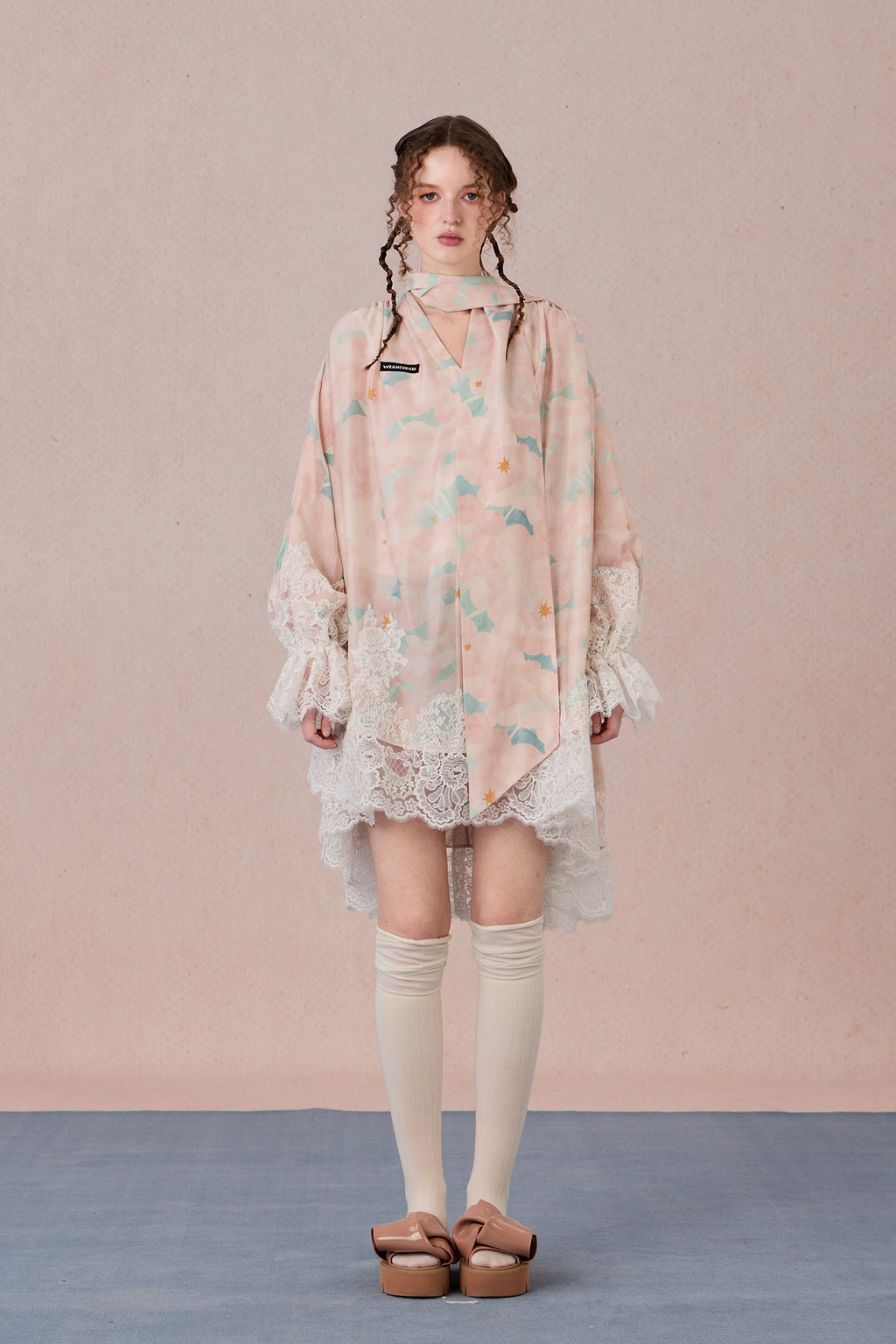 Model wearing V-neck gradient cotton dress with lace trim – WEANCHEAM