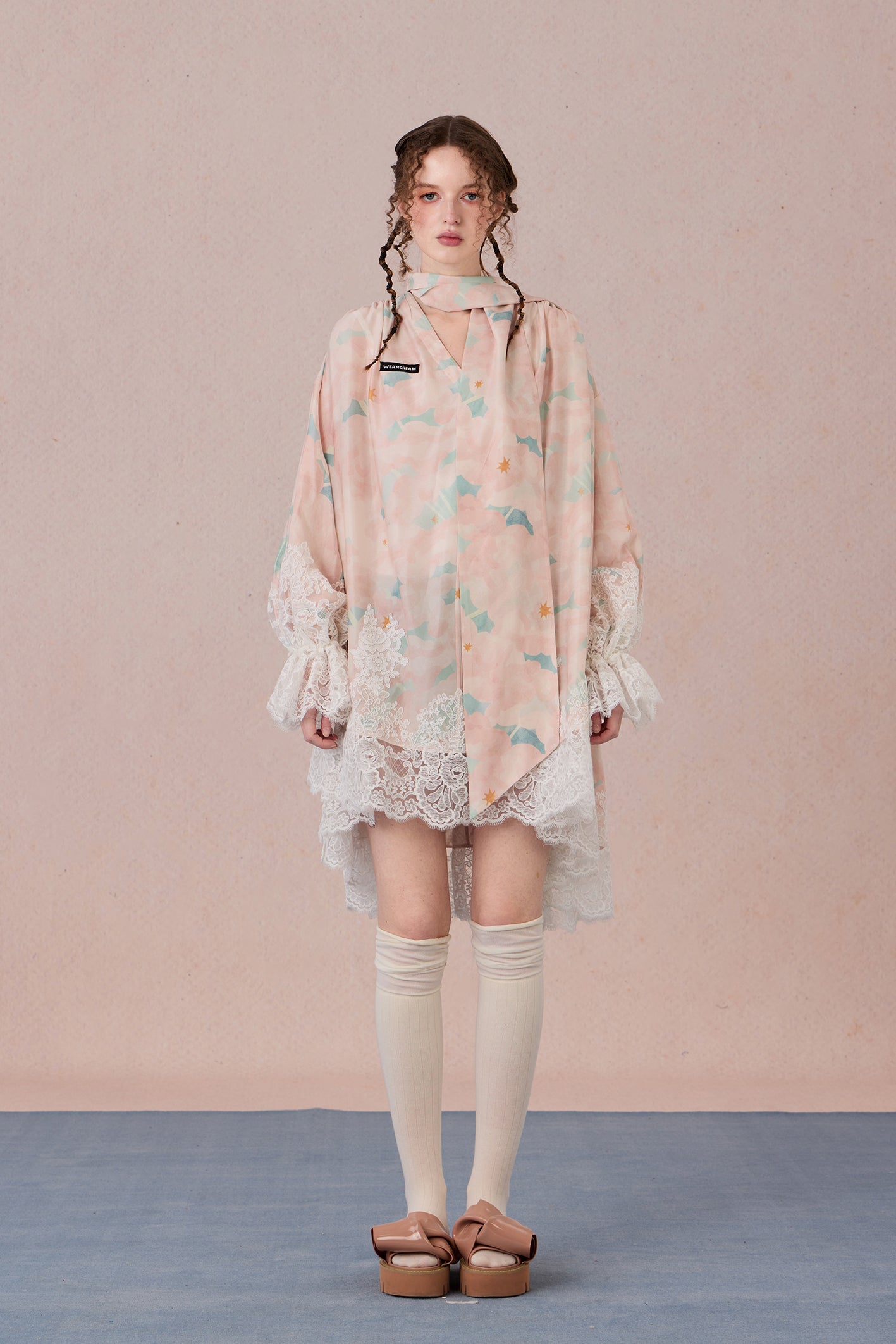 Model wearing V-neck gradient cotton dress with lace trim – WEANCHEAM