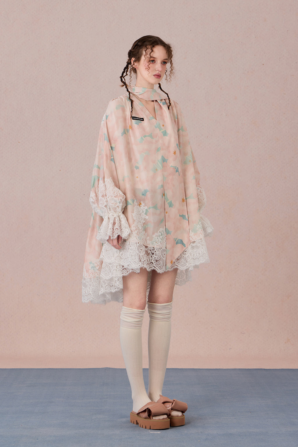Model wearing V-neck gradient cotton dress with lace trim – WEANCHEAM