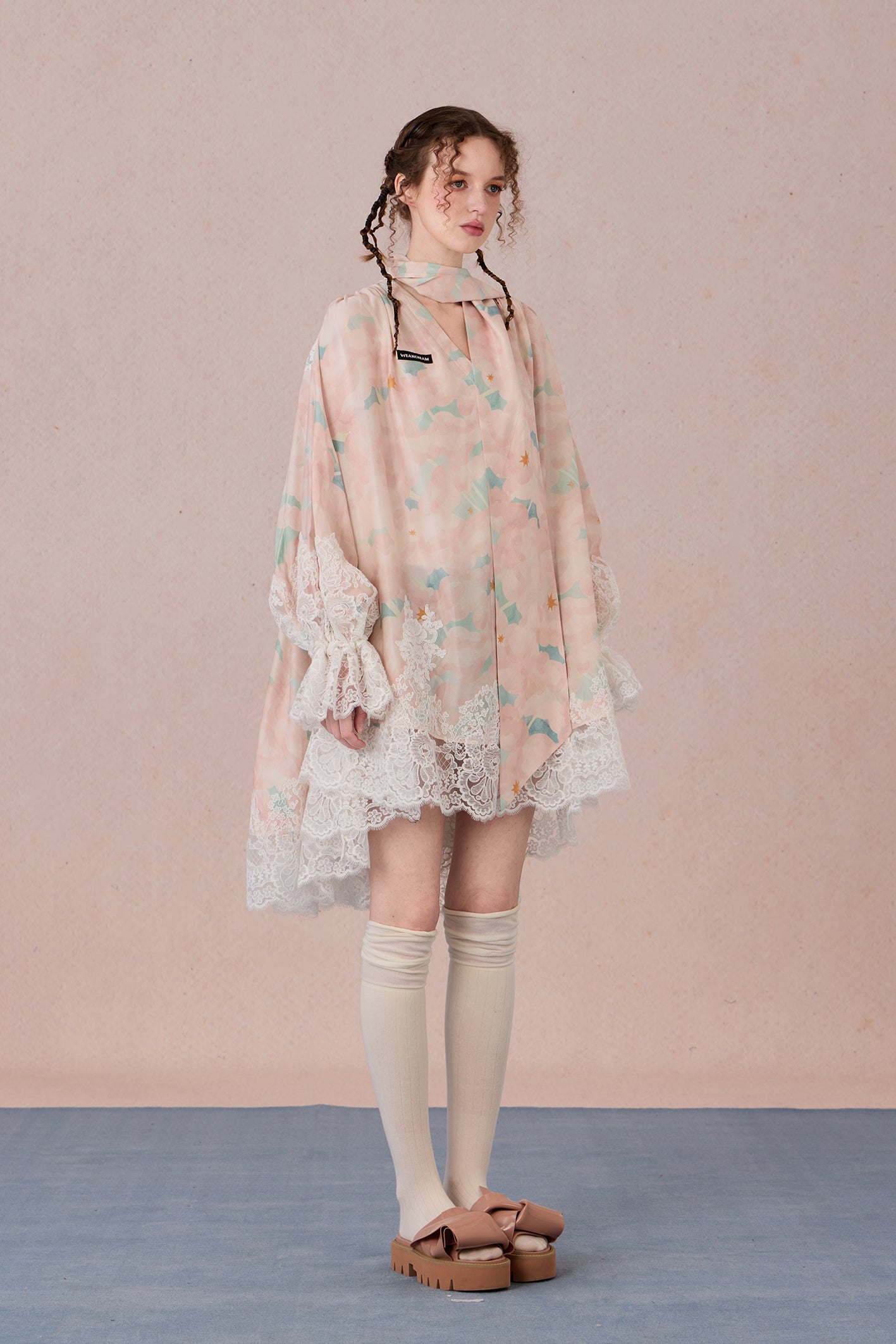 Model wearing V-neck gradient cotton dress with lace trim – WEANCHEAM
