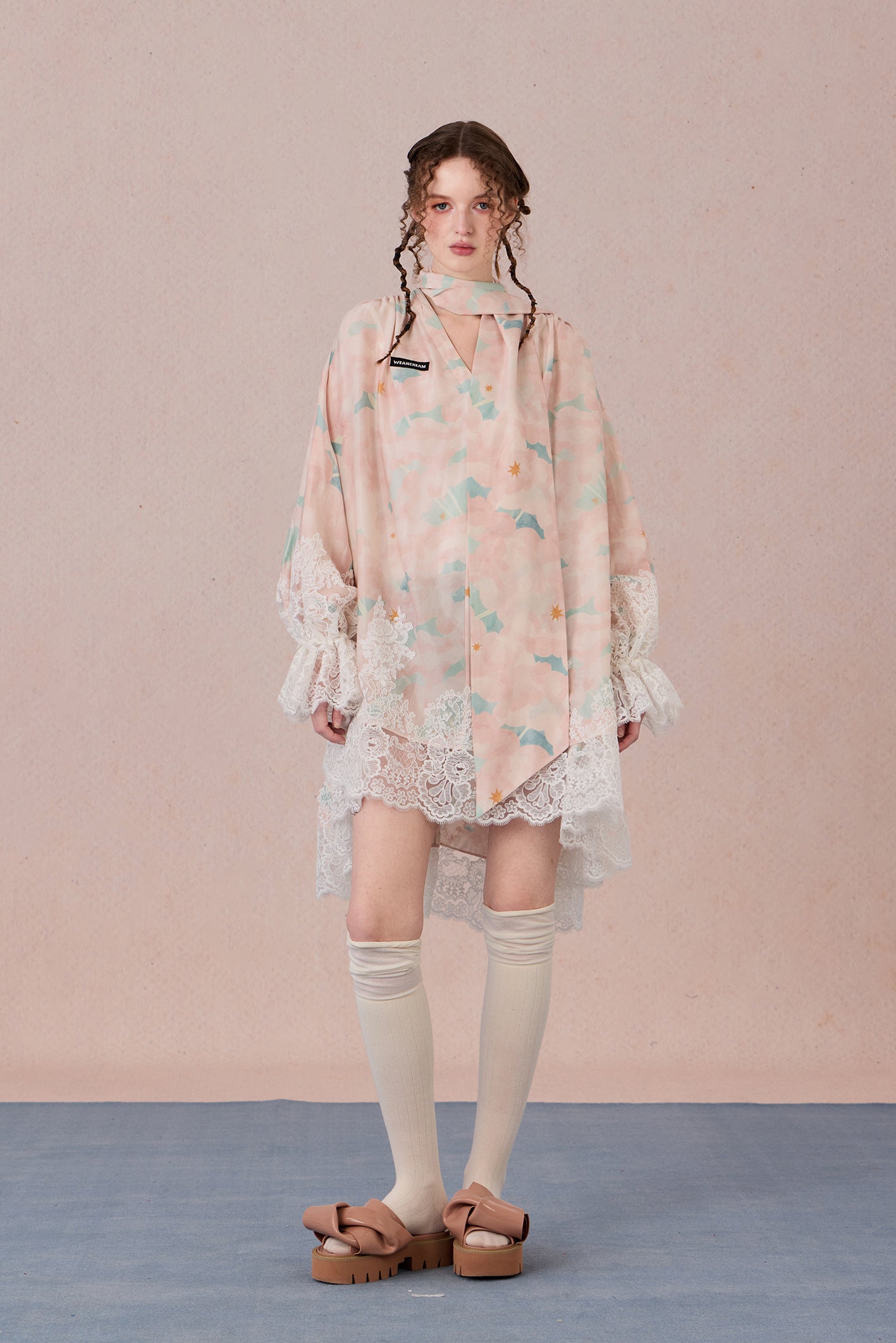 Model wearing V-neck gradient cotton dress with lace trim – WEANCHEAM