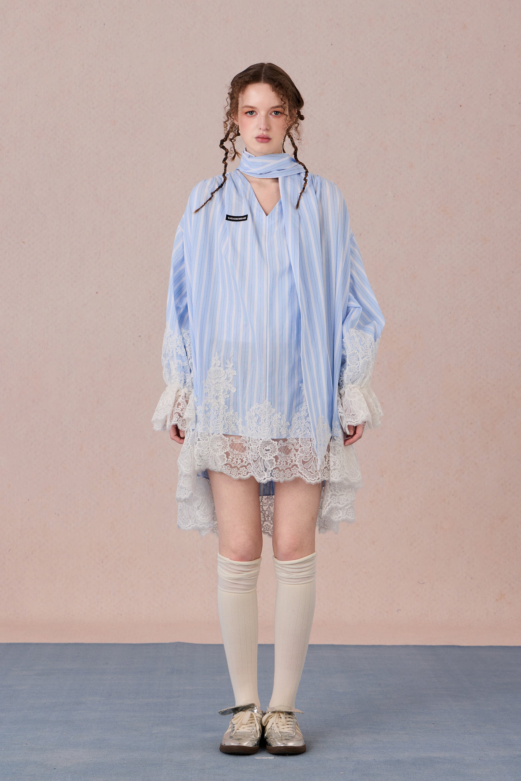 Model wearing V-neck gradient cotton dress with lace trim – WEANCHEAM