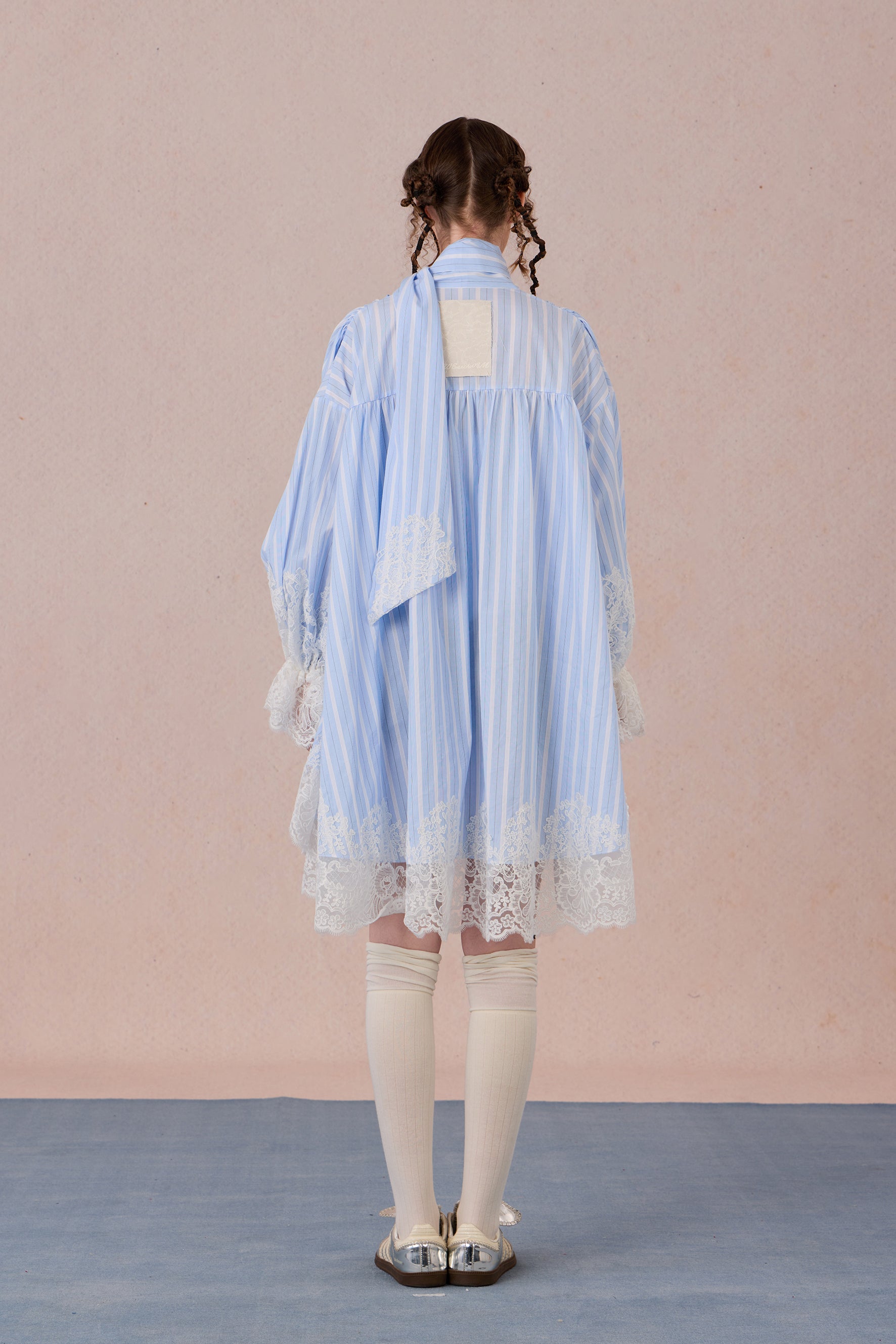 Model wearing V-neck gradient cotton dress with lace trim – WEANCHEAM