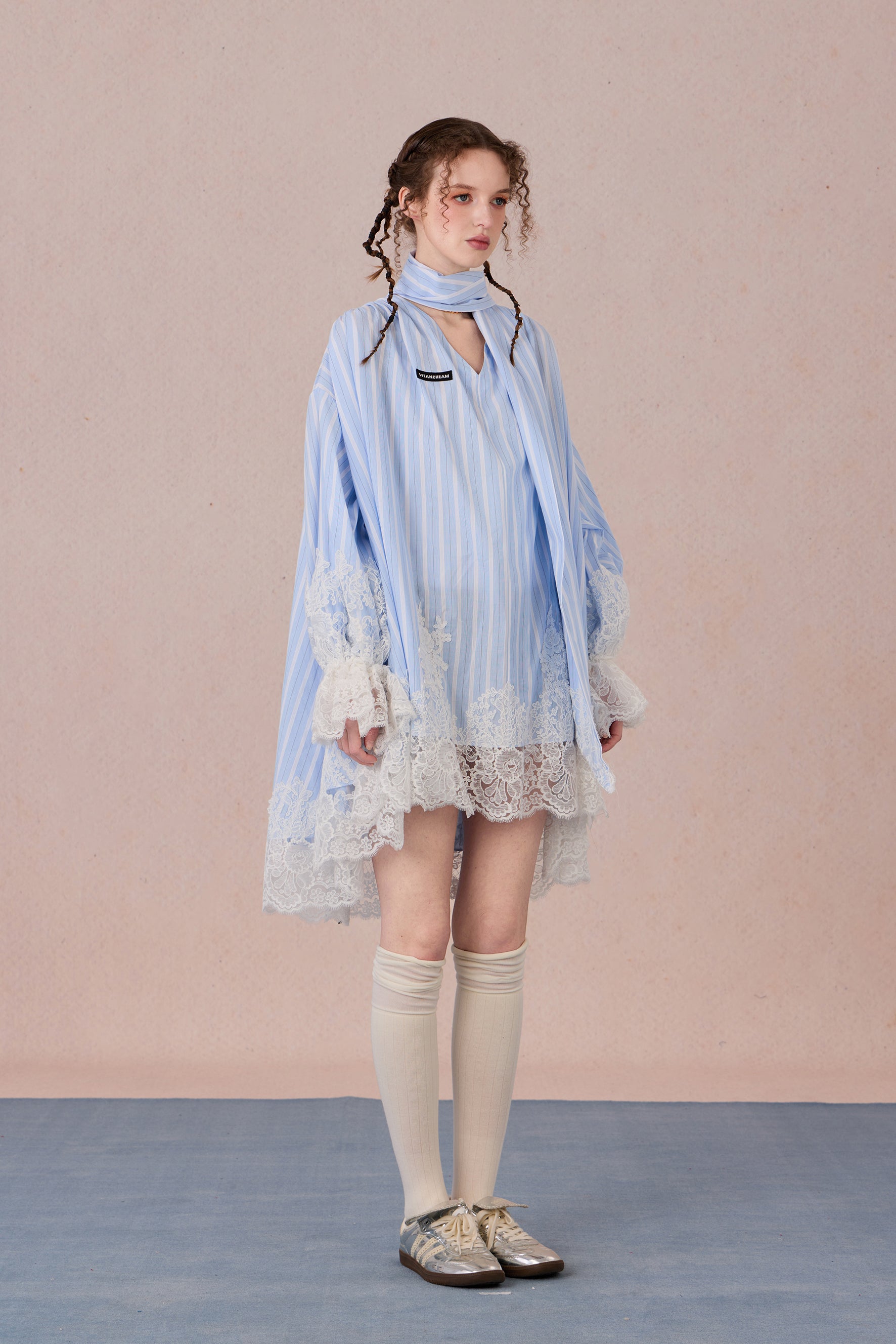Model wearing V-neck gradient cotton dress with lace trim – WEANCHEAM