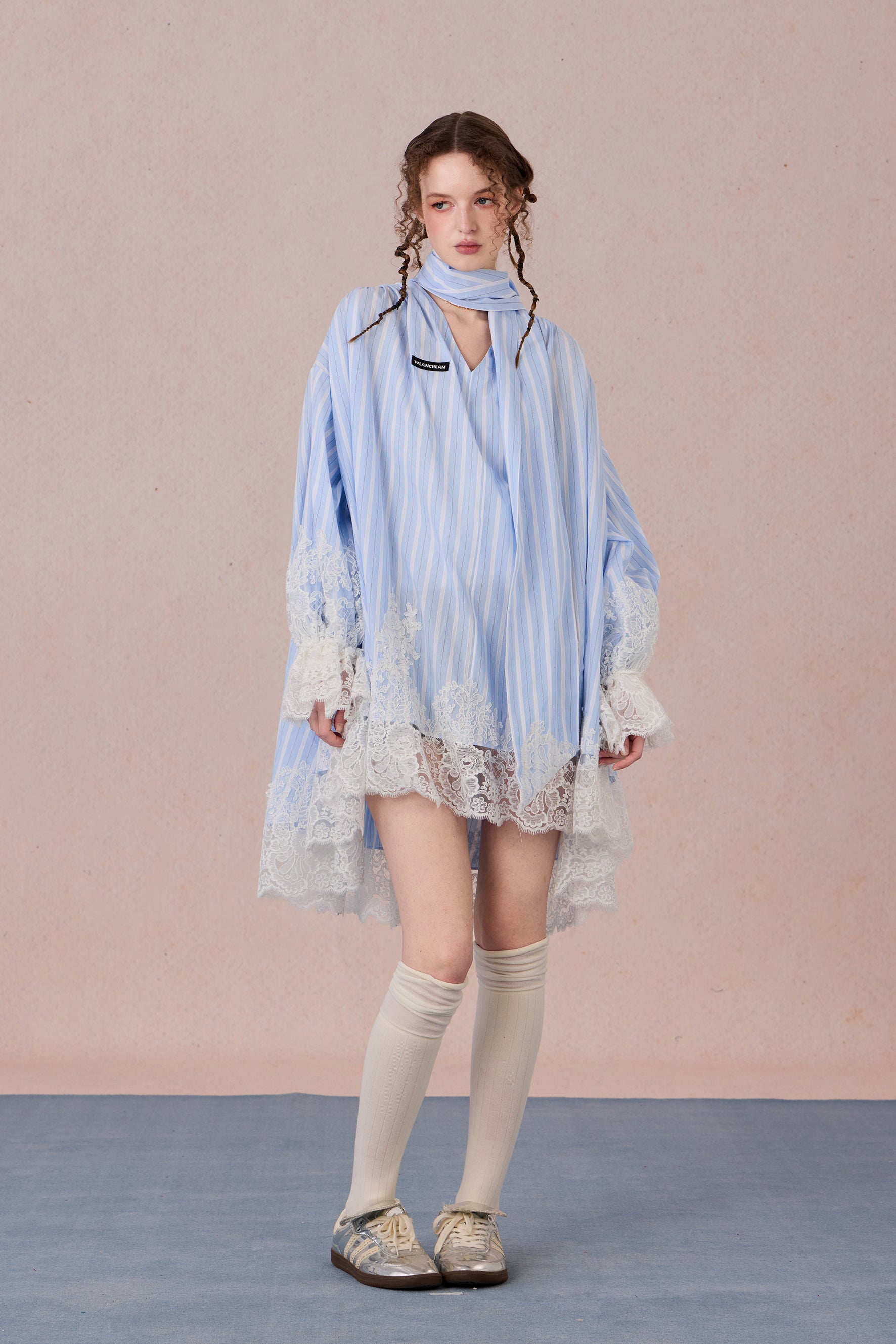 Model wearing V-neck gradient cotton dress with lace trim – WEANCHEAM