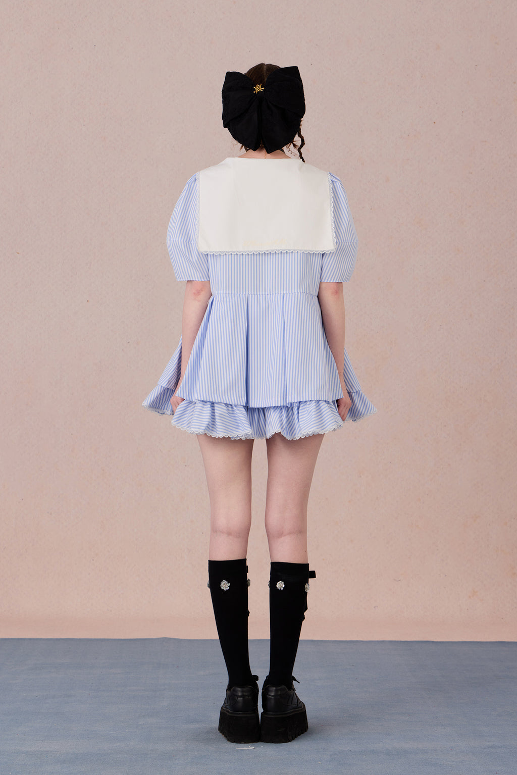 Flowing loose-fit silhouette of doll dress in summer twill fabric