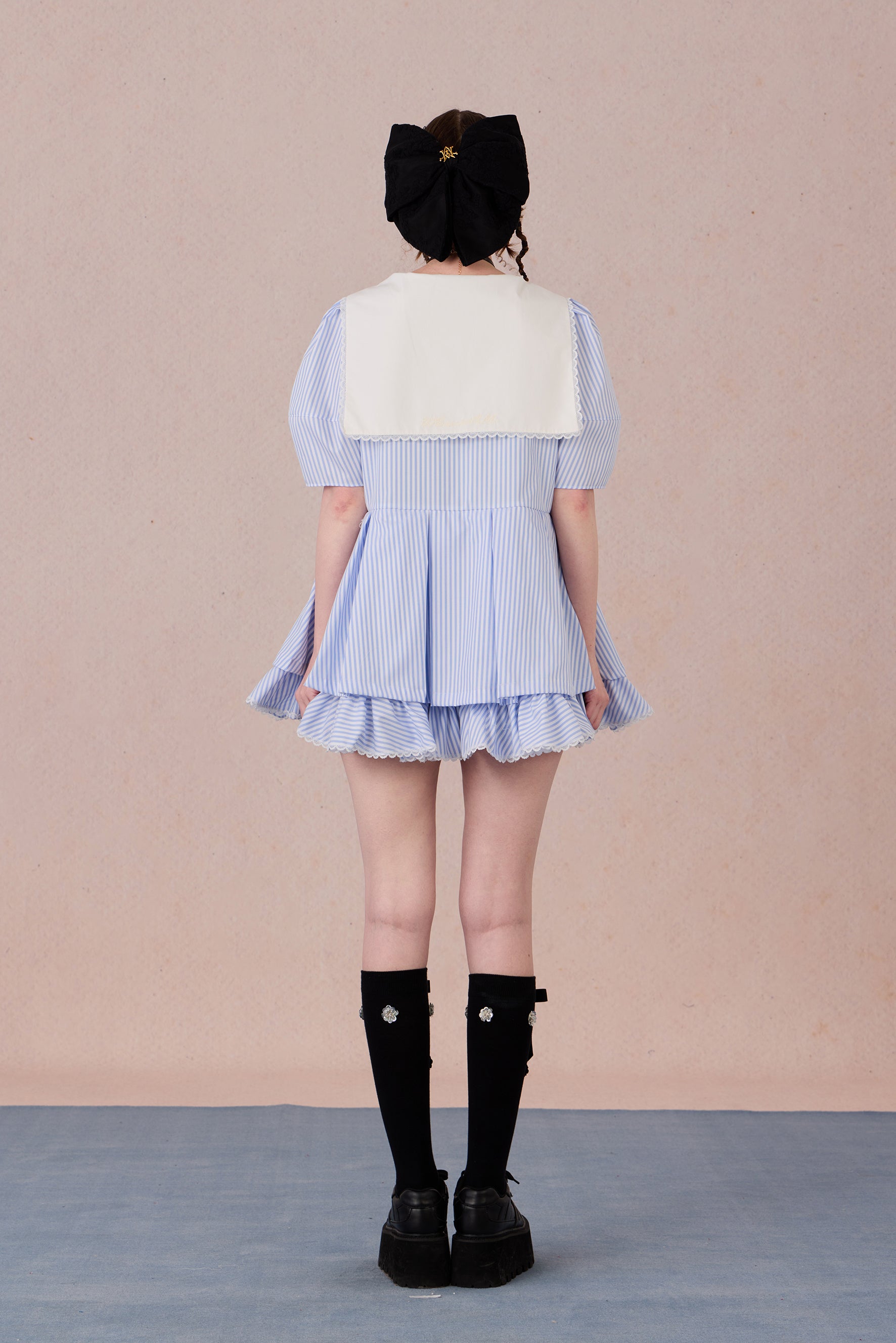 Flowing loose-fit silhouette of doll dress in summer twill fabric