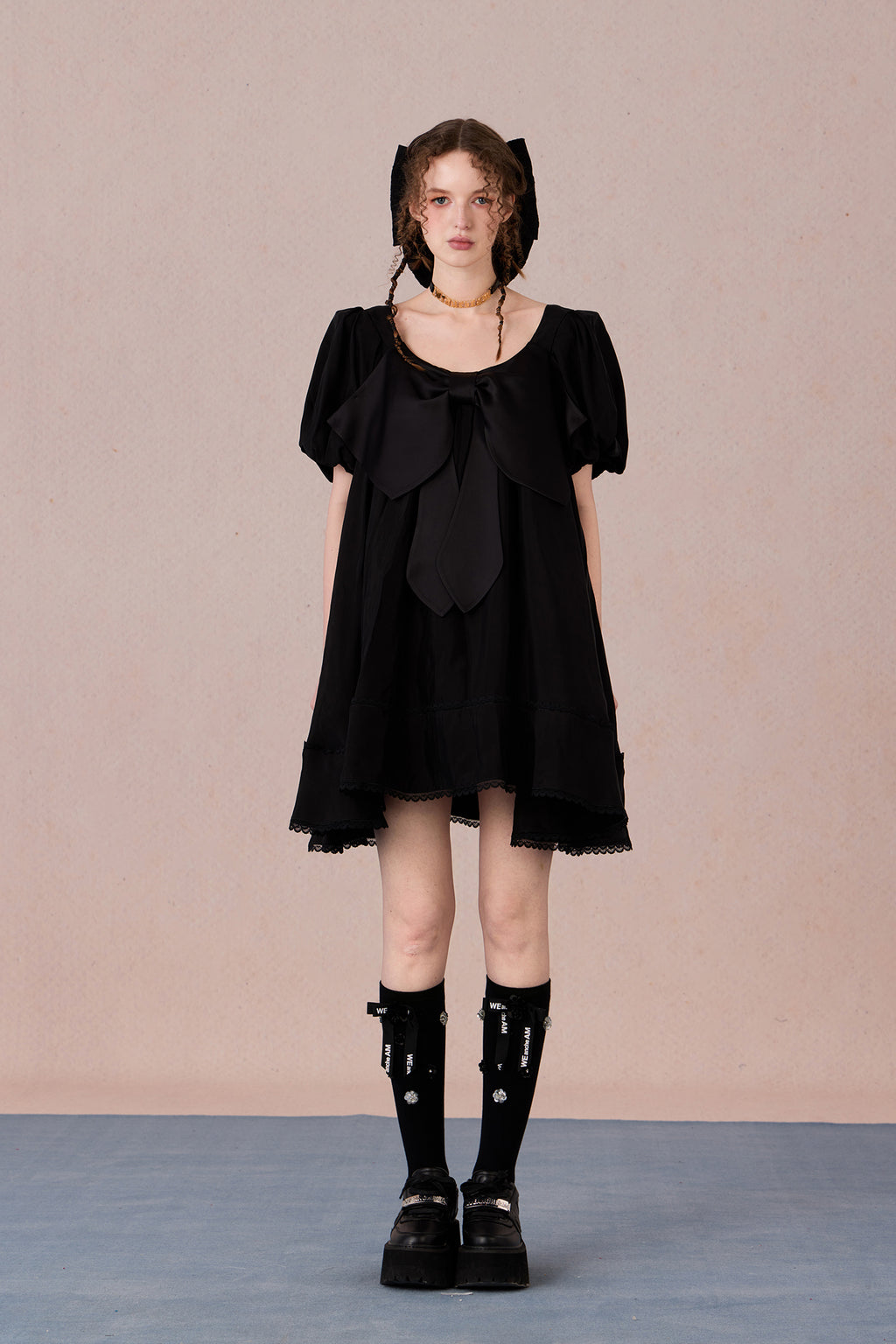 Feminine linen summer dress with lace hem and puff sleeves