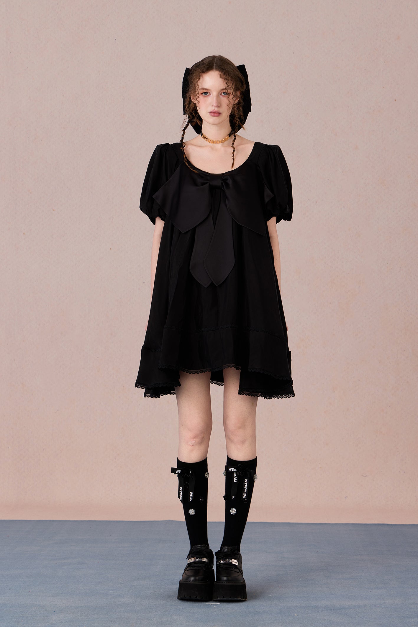 Feminine linen summer dress with lace hem and puff sleeves