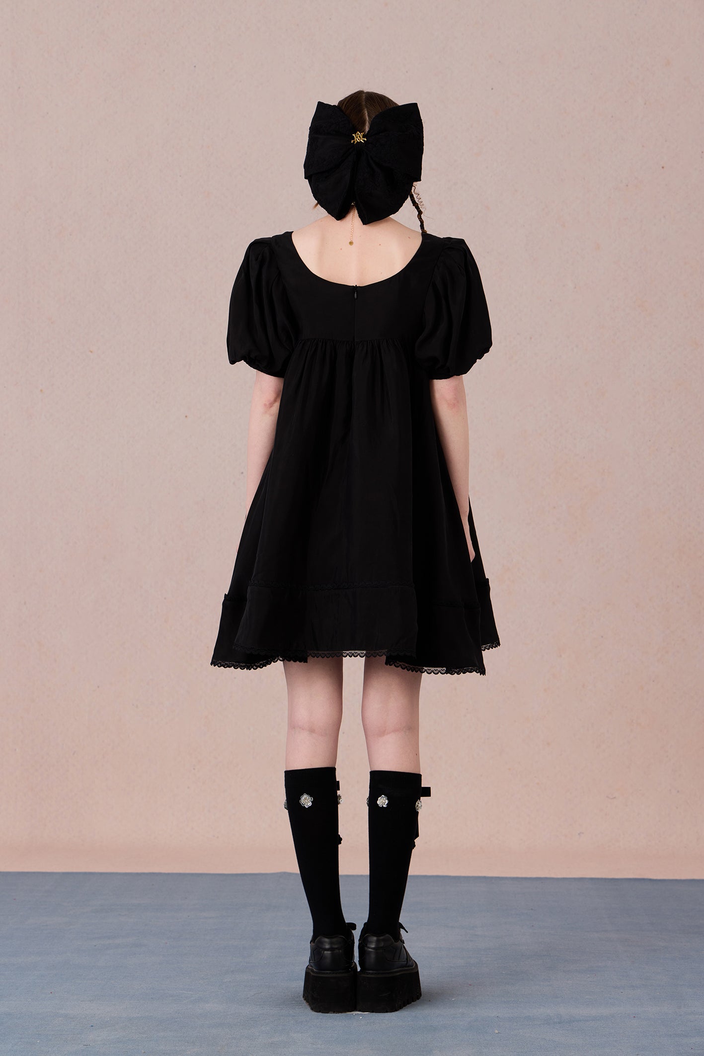 Feminine linen summer dress with lace hem and puff sleeves