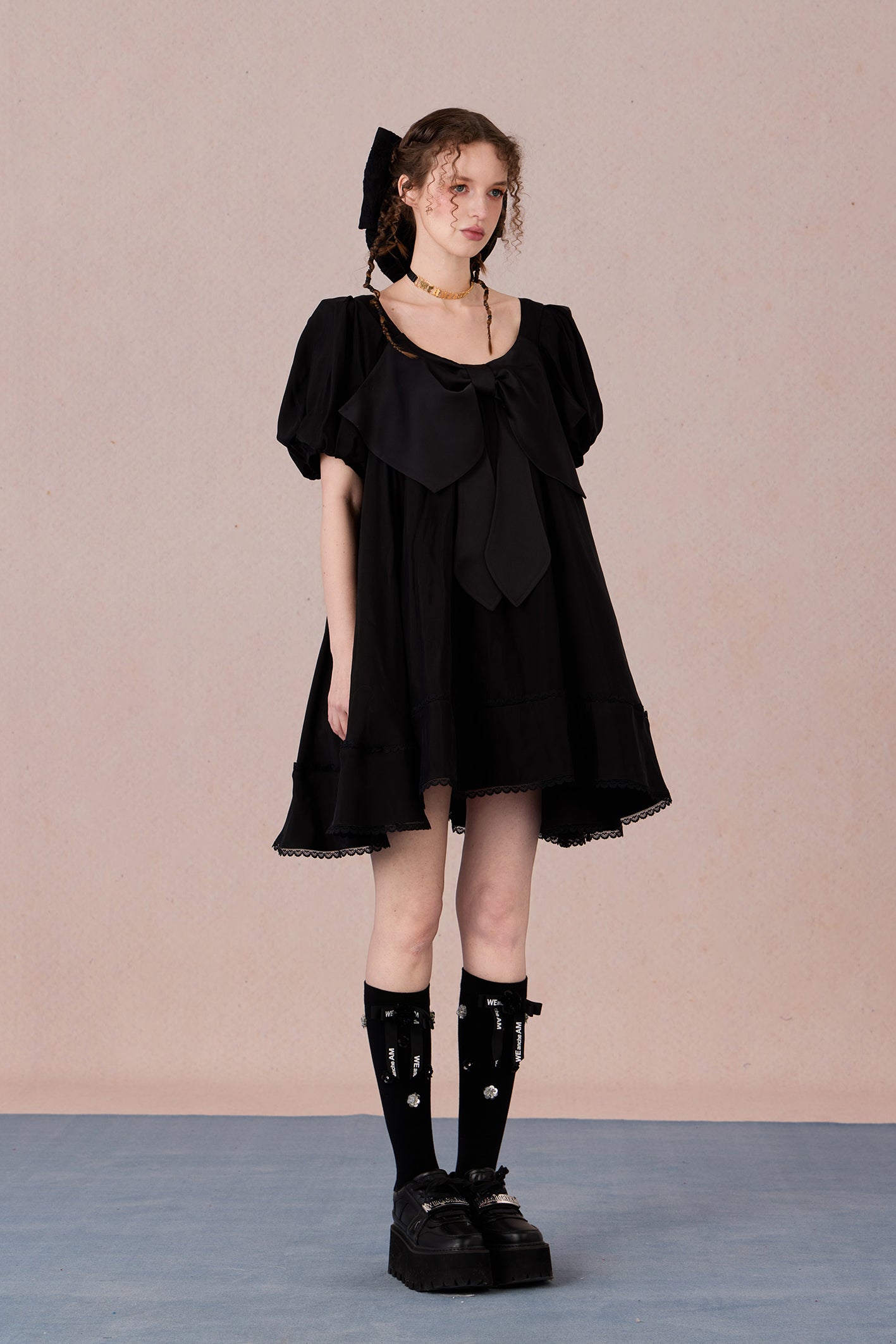 Feminine linen summer dress with lace hem and puff sleeves