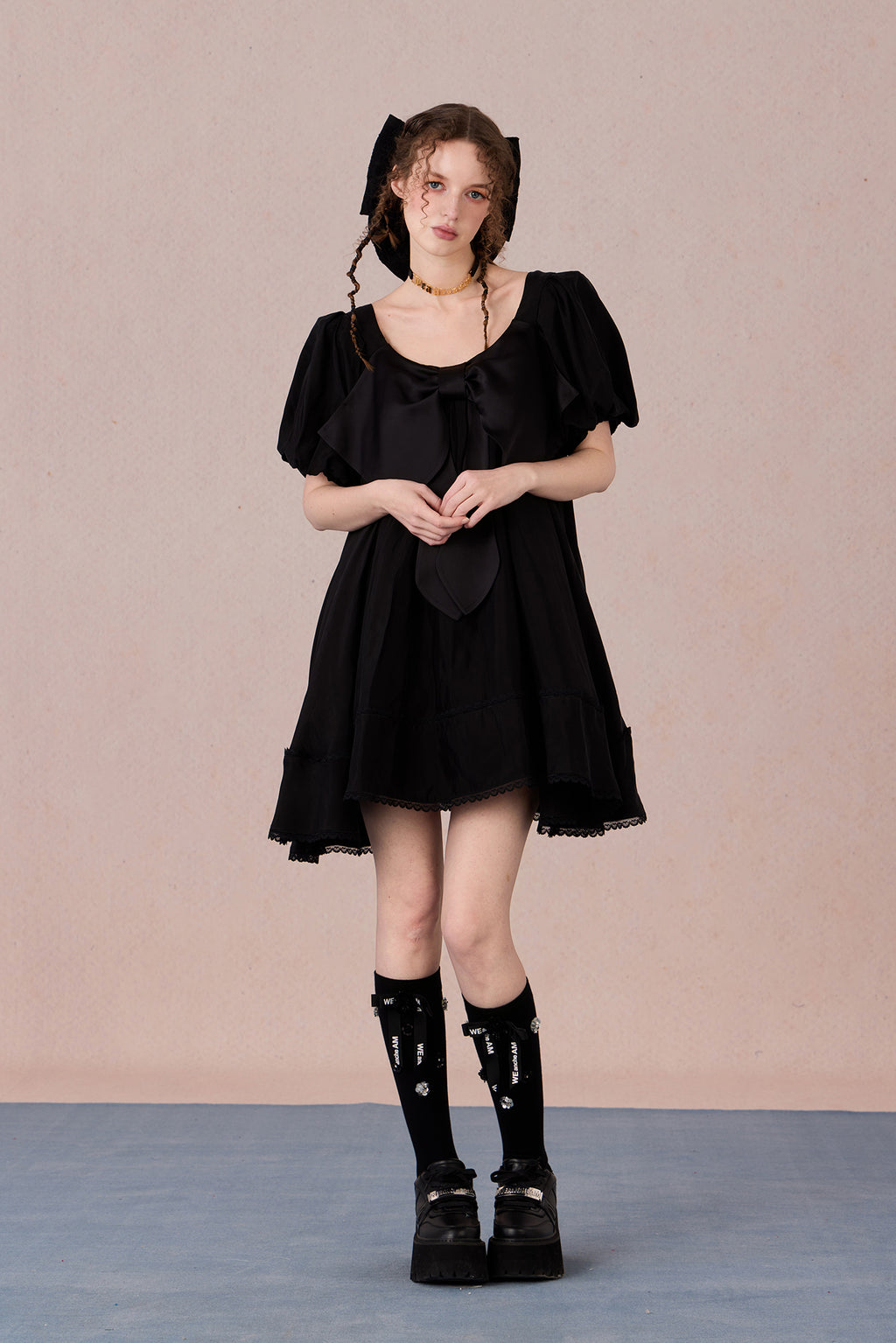 Feminine linen summer dress with lace hem and puff sleeves